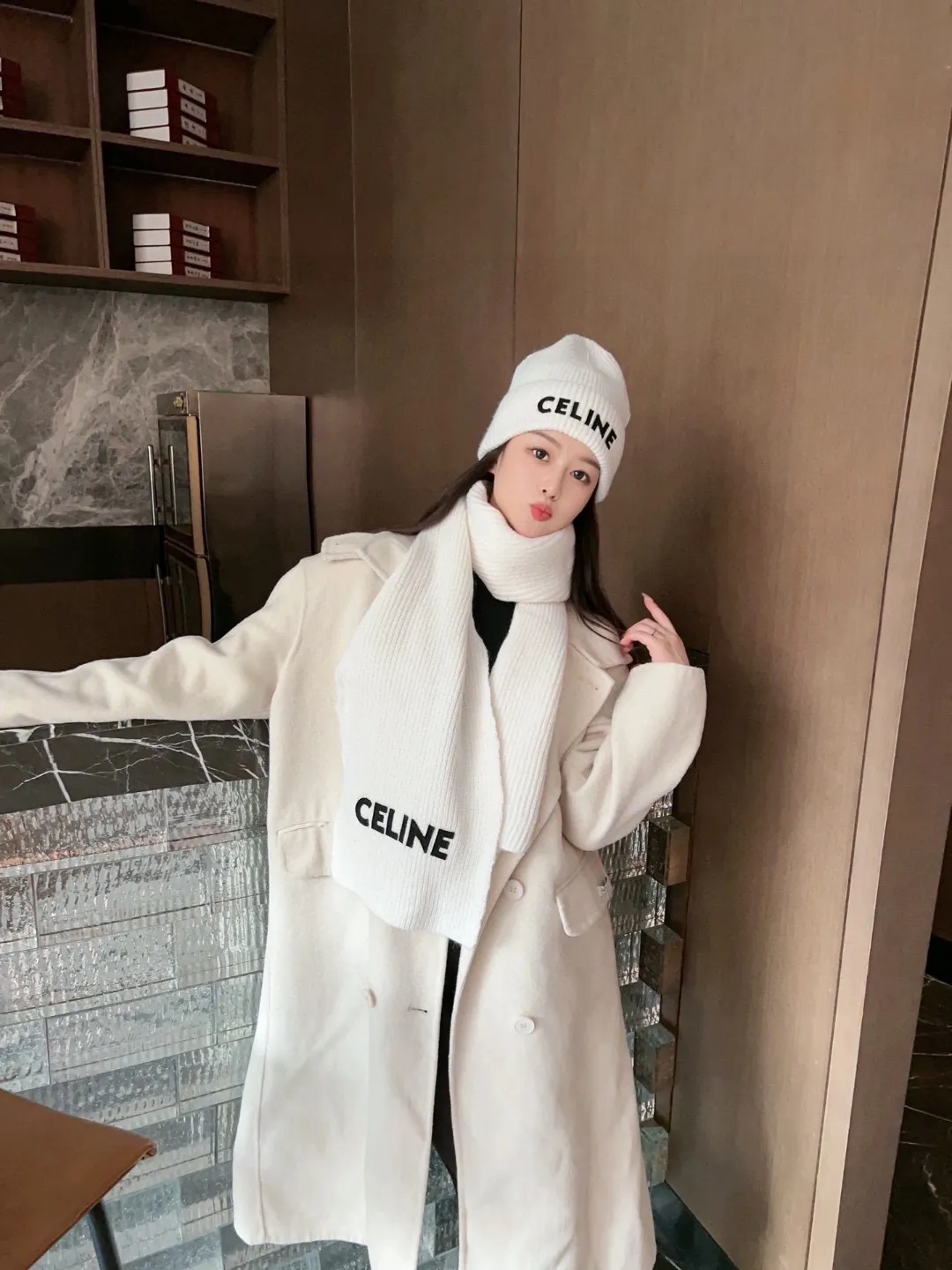 P160 CELINE Xiaohongshu popular style, official website new classic suit hat! Hat ➕Scarf! It feels great in hand! It’s warm and super comfortable. This winter, all you need is a hat set like this. It’s warm and fashionable! Welcome to choose!!