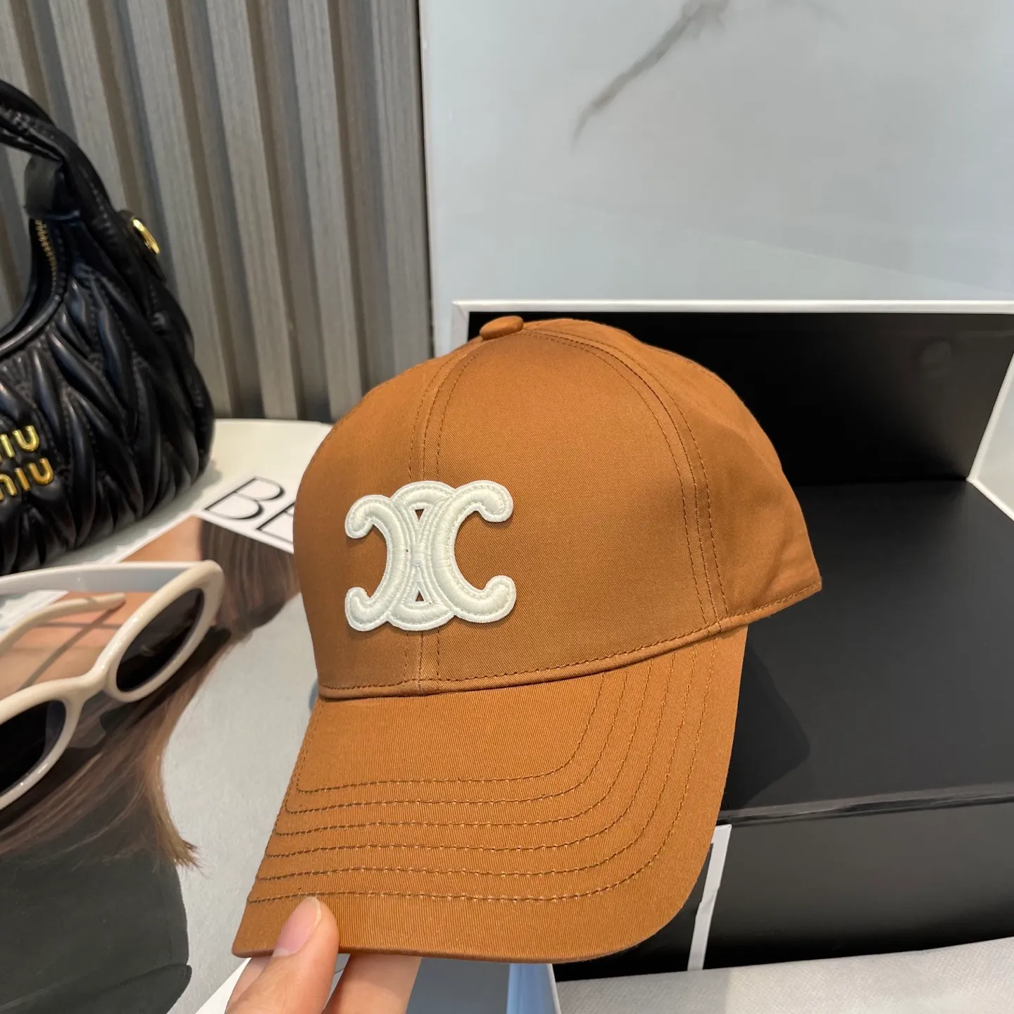 P70 popular CELINE official website purchase version. Original 1:1 customized! The latest baseball cap with the same style as the simple letter star, fashionable and high-end workmanship! Every hat is made with care! Extraordinary quality, suitable for both men and women.    Céline's hat has a simple design, high-end color matching, delicate texture, and clean style. It is an iconic item. The letter C is the official icon of CELINE. It is deeply rooted in the brand's historical heritage, and at the same time it exudes modern elegance and a new trend of retro modernity. Simple baseball cap decorated with C logo. Self-attitude, no need to elaborate.