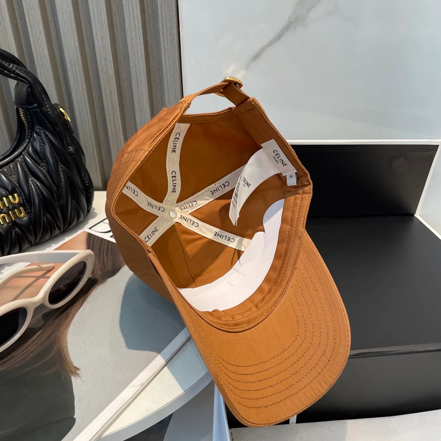 P70 popular CELINE official website purchase version. Original 1:1 customized! The latest baseball cap with the same style as the simple letter star, fashionable and high-end workmanship! Every hat is made with care! Extraordinary quality, suitable for both men and women.    Céline's hat has a simple design, high-end color matching, delicate texture, and clean style. It is an iconic item. The letter C is the official icon of CELINE. It is deeply rooted in the brand's historical heritage, and at the same time it exudes modern elegance and a new trend of retro modernity. Simple baseball cap decorated with C logo. Self-attitude, no need to elaborate.