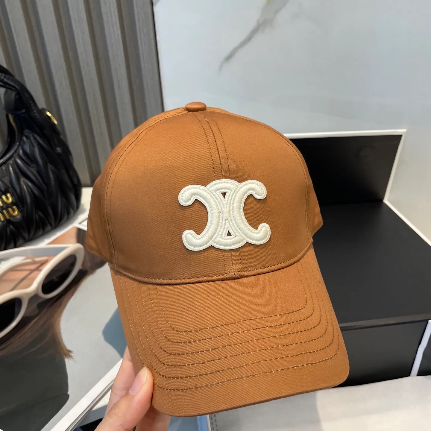 P70 popular CELINE official website purchase version. Original 1:1 customized! The latest baseball cap with the same style as the simple letter star, fashionable and high-end workmanship! Every hat is made with care! Extraordinary quality, suitable for both men and women.    Céline's hat has a simple design, high-end color matching, delicate texture, and clean style. It is an iconic item. The letter C is the official icon of CELINE. It is deeply rooted in the brand's historical heritage, and at the same time it exudes modern elegance and a new trend of retro modernity. Simple baseball cap decorated with C logo. Self-attitude, no need to elaborate.