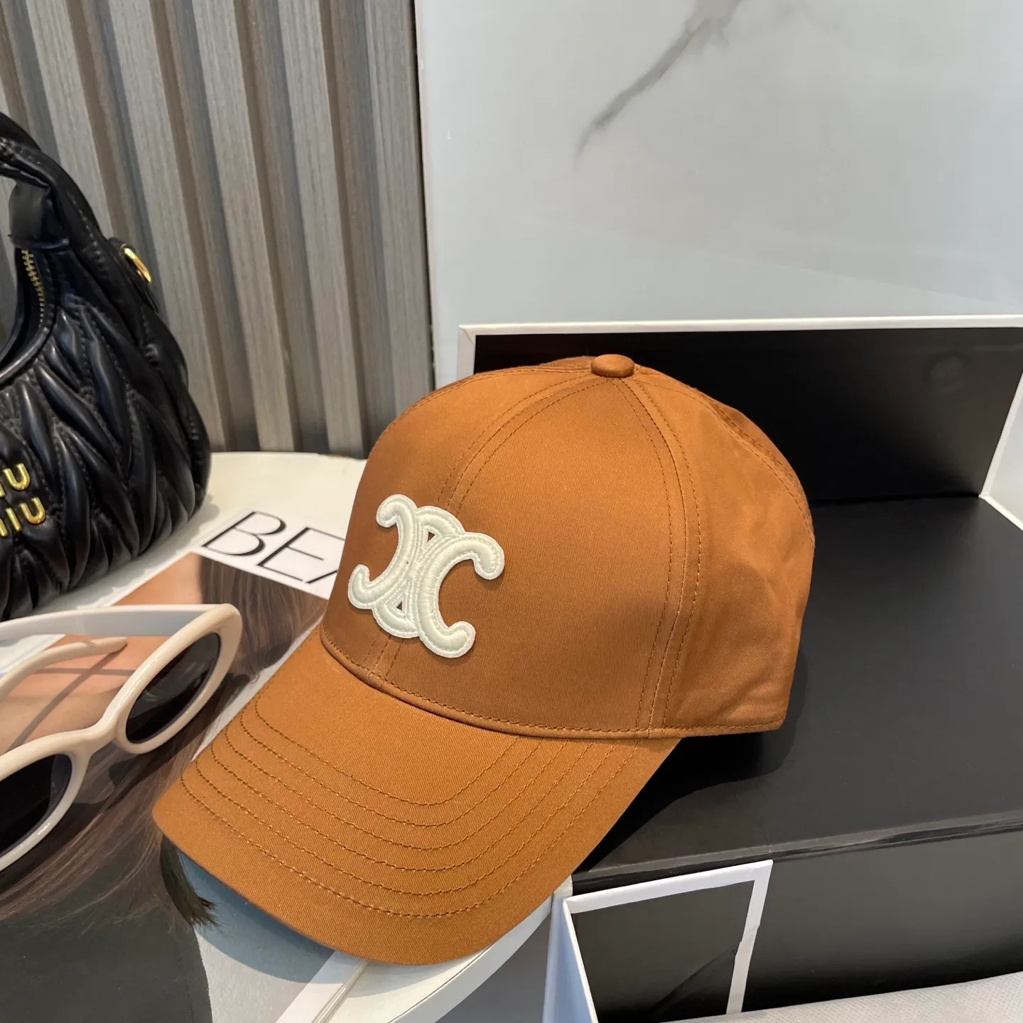 P70 popular CELINE official website purchase version. Original 1:1 customized! The latest baseball cap with the same style as the simple letter star, fashionable and high-end workmanship! Every hat is made with care! Extraordinary quality, suitable for both men and women.    Céline's hat has a simple design, high-end color matching, delicate texture, and clean style. It is an iconic item. The letter C is the official icon of CELINE. It is deeply rooted in the brand's historical heritage, and at the same time it exudes modern elegance and a new trend of retro modernity. Simple baseball cap decorated with C logo. Self-attitude, no need to elaborate.