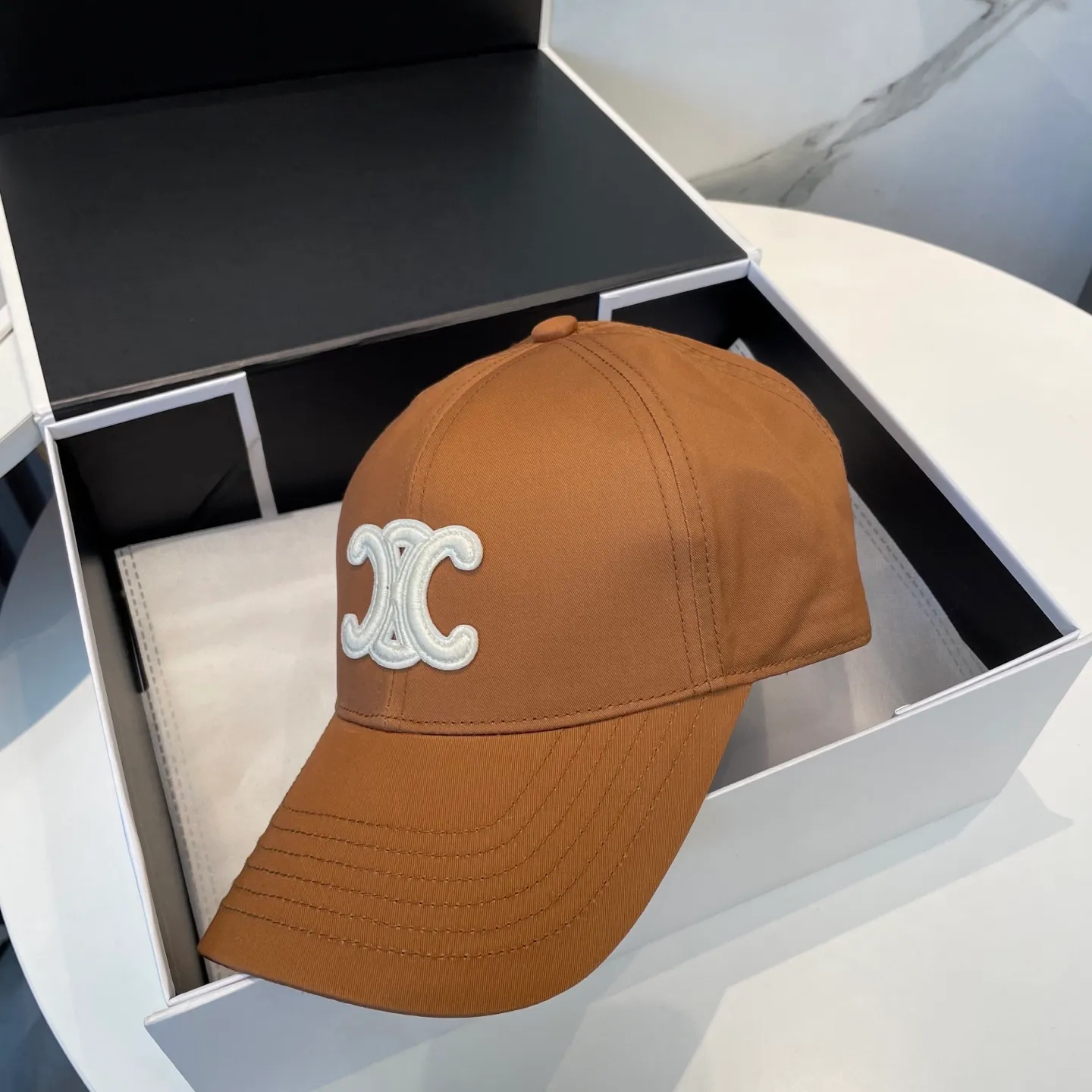 P70 popular CELINE official website purchase version. Original 1:1 customized! The latest baseball cap with the same style as the simple letter star, fashionable and high-end workmanship! Every hat is made with care! Extraordinary quality, suitable for both men and women.    Céline's hat has a simple design, high-end color matching, delicate texture, and clean style. It is an iconic item. The letter C is the official icon of CELINE. It is deeply rooted in the brand's historical heritage, and at the same time it exudes modern elegance and a new trend of retro modernity. Simple baseball cap decorated with C logo. Self-attitude, no need to elaborate.