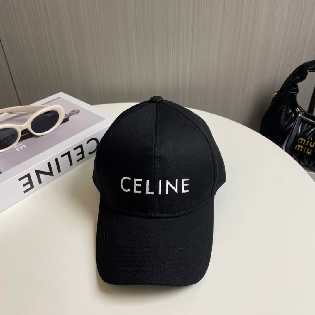 P70 [CELINE Celine] new simple baseball cap, shipped from the counter at the same time, big-name models are very easy to match, so hurry up and get it!