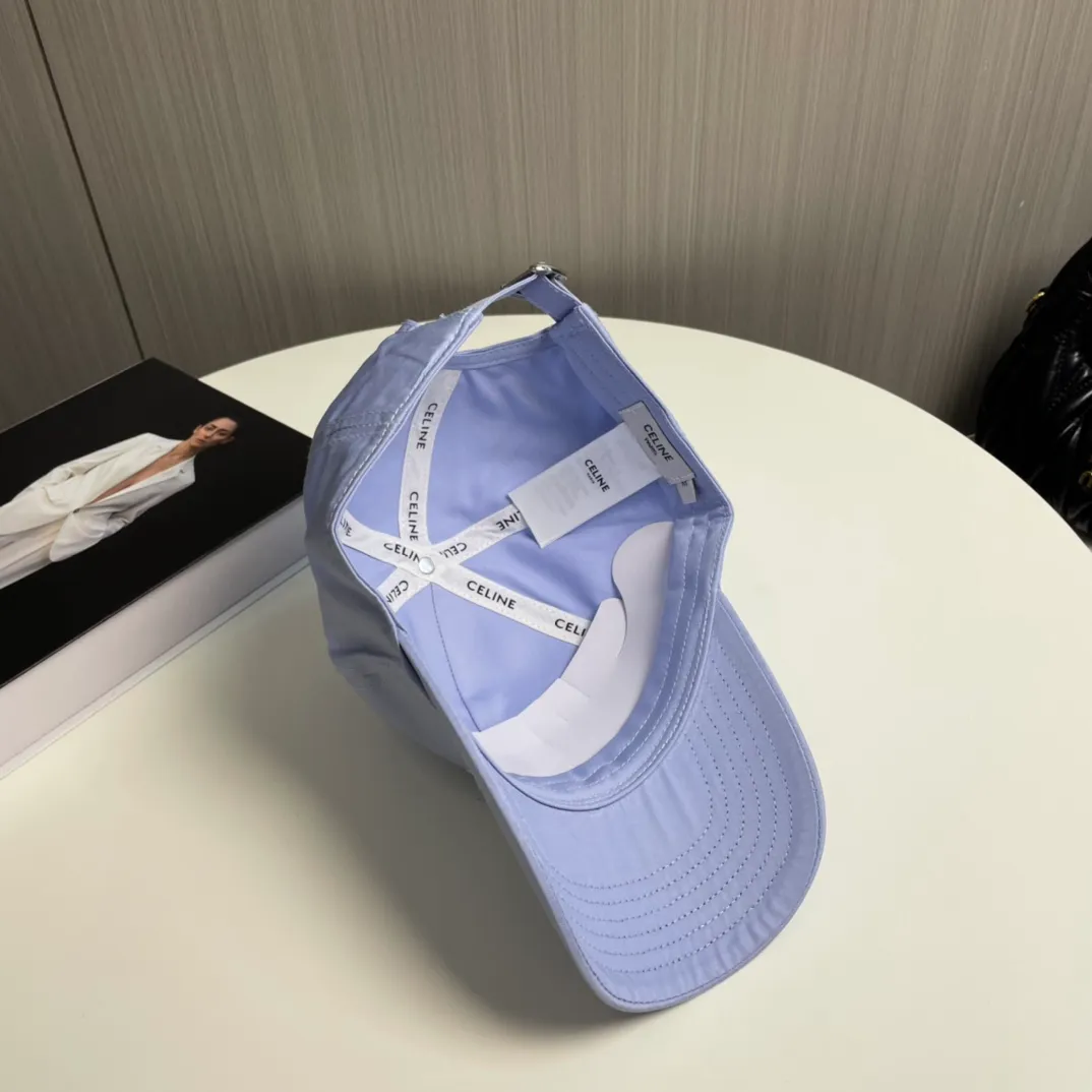 P76 popular CELINE (Celine) official website purchase version. Original 1:1 customized! The latest baseball cap with the same style as the simple letter star, fashionable and high-end workmanship! Every hat is made with care! Extraordinary quality, suitable for both men and women.    Céline's hat has a simple design, high-end color matching, delicate texture, and clean style. It is an iconic item. The letter C is the official icon of CELINE. It is deeply rooted in the brand's historical heritage, and at the same time it exudes modern elegance and a new trend of retro modernity. Simple baseball cap decorated with C logo. Self-attitude, no need to elaborate.