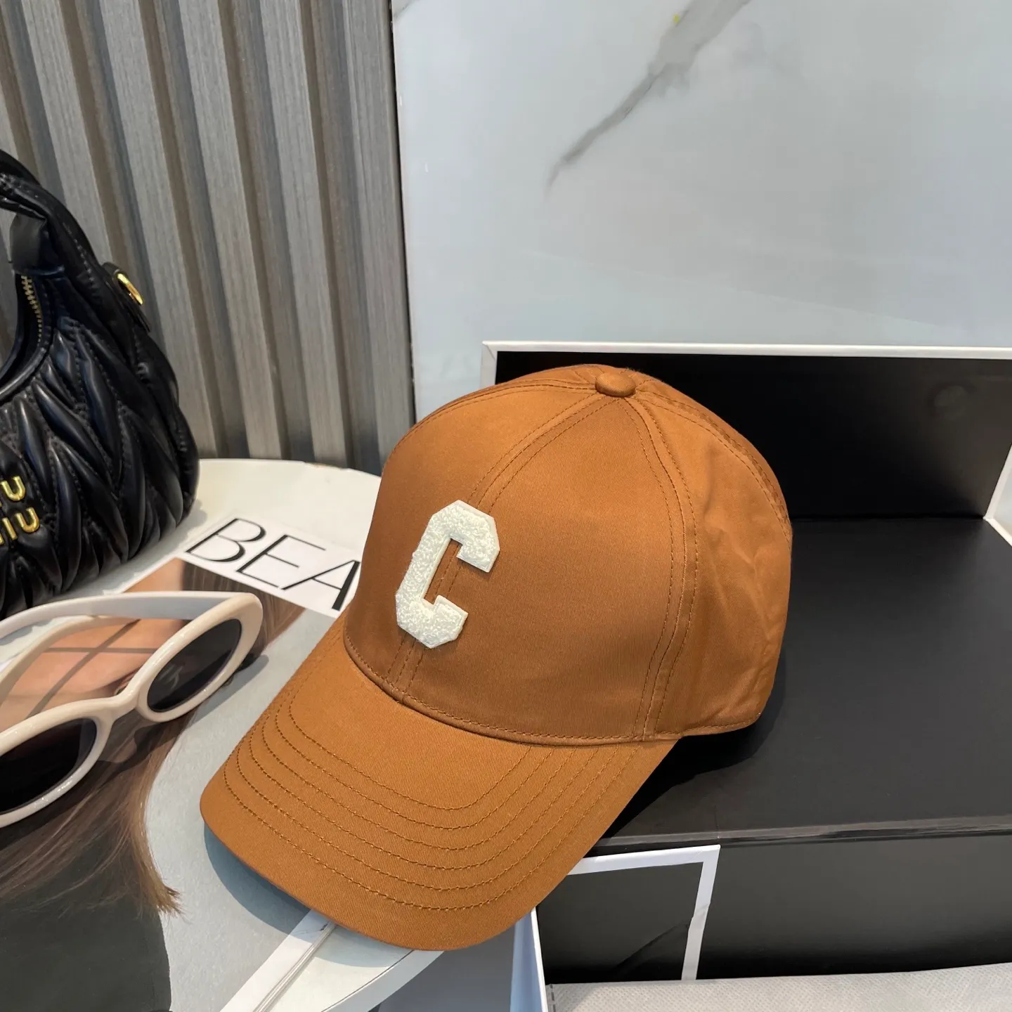 P70 popular CELINE official website purchase version. Original 1:1 customized! The latest baseball cap with the same style as the simple letter star, fashionable and high-end workmanship! Every hat is made with care! Extraordinary quality, suitable for both men and women.    Céline's hat has a simple design, high-end color matching, delicate texture, and clean style. It is an iconic item. The letter C is the official icon of CELINE. It is deeply rooted in the brand's historical heritage, and at the same time it exudes modern elegance and a new trend of retro modernity. Simple baseball cap decorated with C logo. Self-attitude, no need to elaborate.