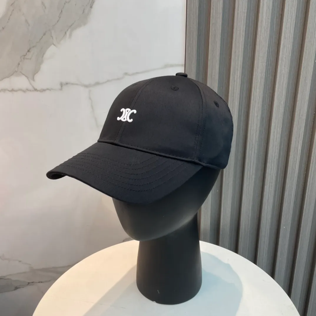 P70 popular CELINE (Celine) latest baseball cap with simple letters, fashionable and high-end workmanship! Every hat is made with care! Extraordinary quality, suitable for both men and women.    Céline's hat has a simple design, high-end color matching, delicate texture, and clean style. It is an iconic item. The letter C is the official icon of CELINE. It is deeply rooted in the brand's historical heritage, and at the same time it exudes modern elegance and a new trend of retro modernity. Simple baseball cap decorated with C logo. Self-attitude, no need to elaborate.