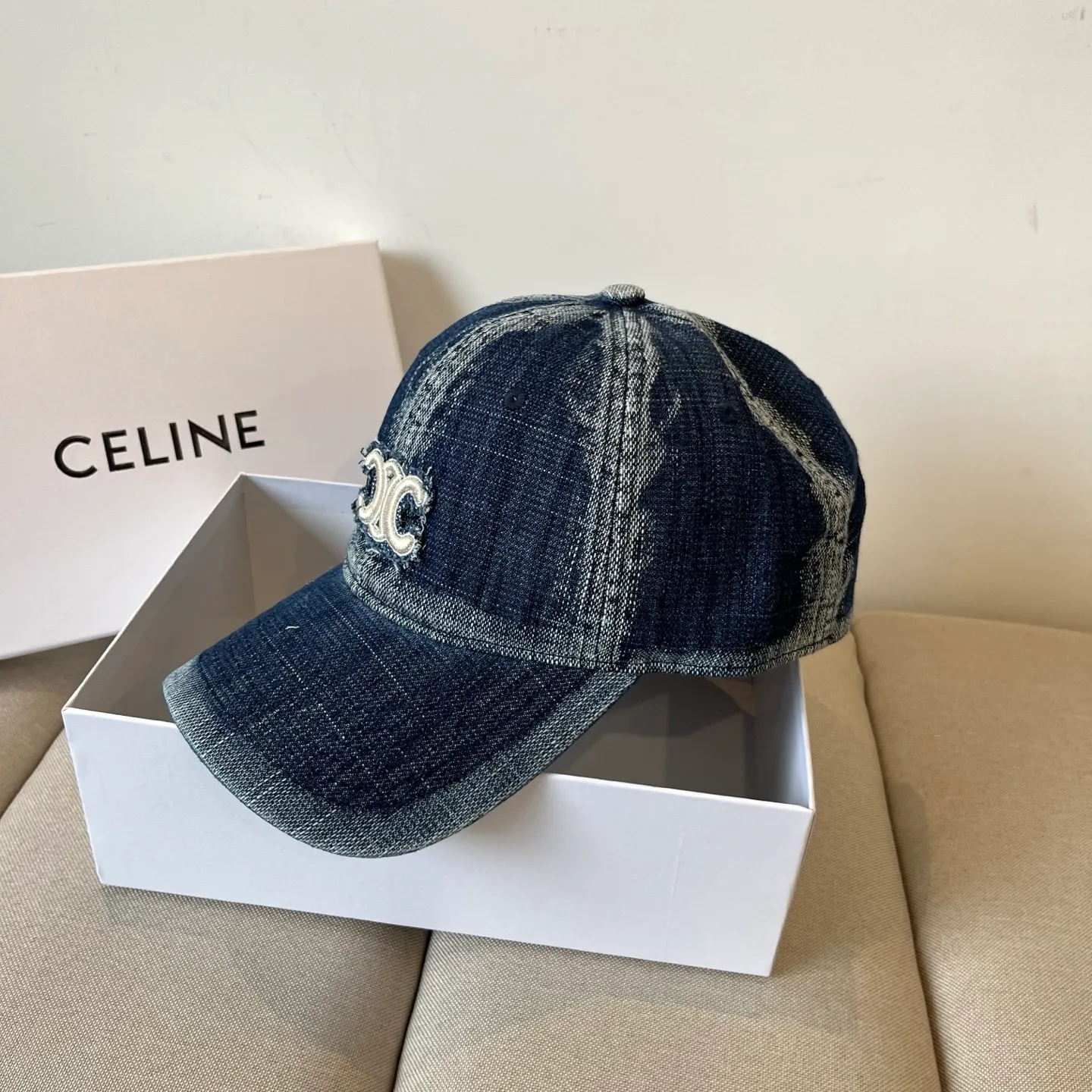 P60 [CELINE Celine] New classic casual and trendy baseball cap🧢Japanese and Korean style, looks great with any combination! A must-have when traveling