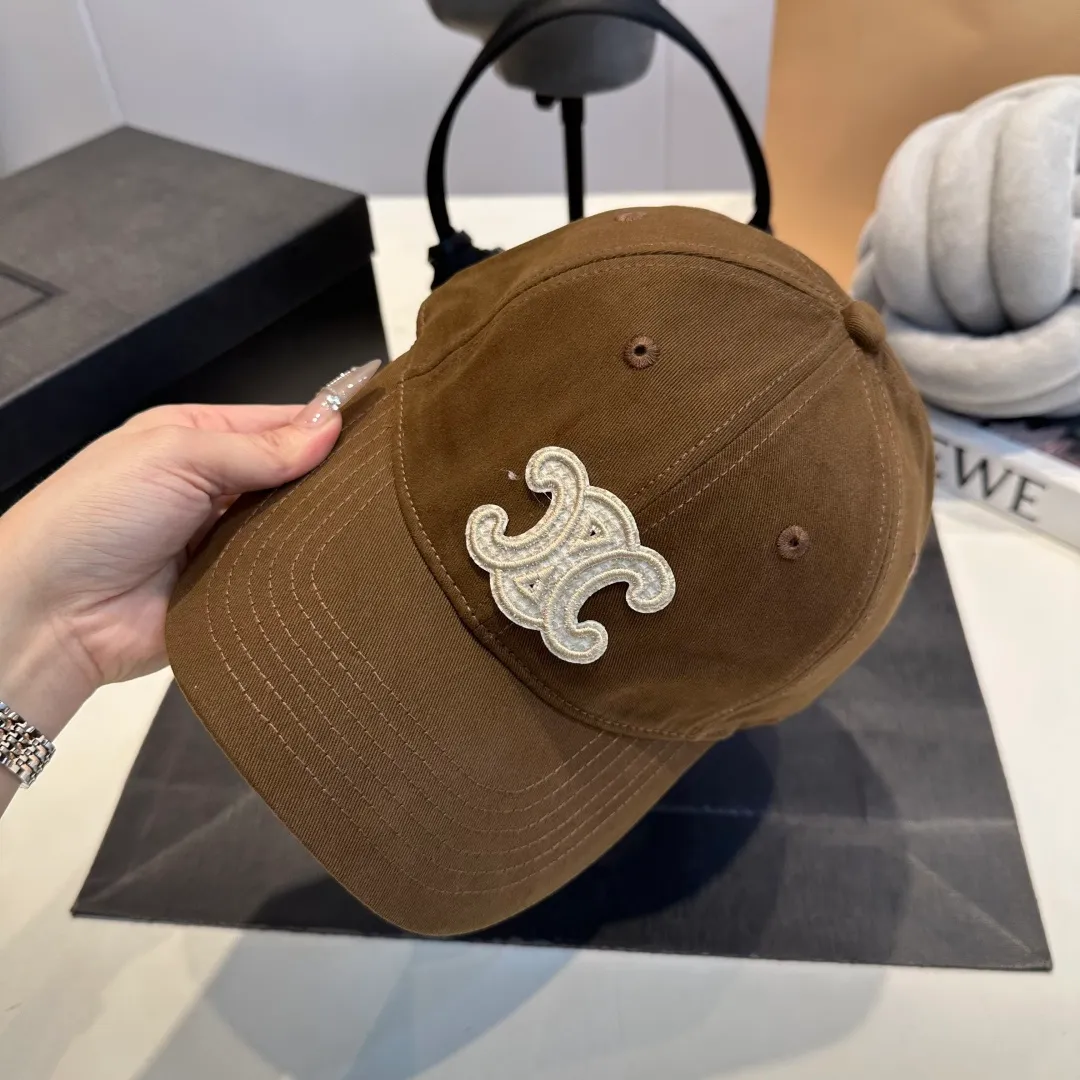 P60 CELINE Celine's new classic casual and trendy style, simple baseball cap🧢Japanese and Korean style, looks great with any combination! A must-have when traveling