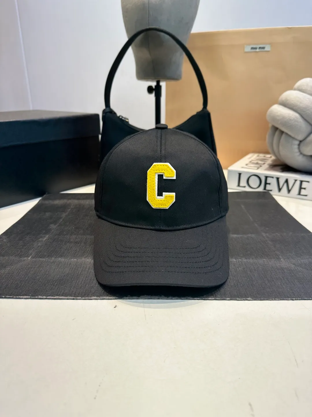 P60 CELINE's new C-embroidered logo baseball cap. High quality, great color, perfect details. Latest Arc de Triomphe logo, out of stock. Must buy.