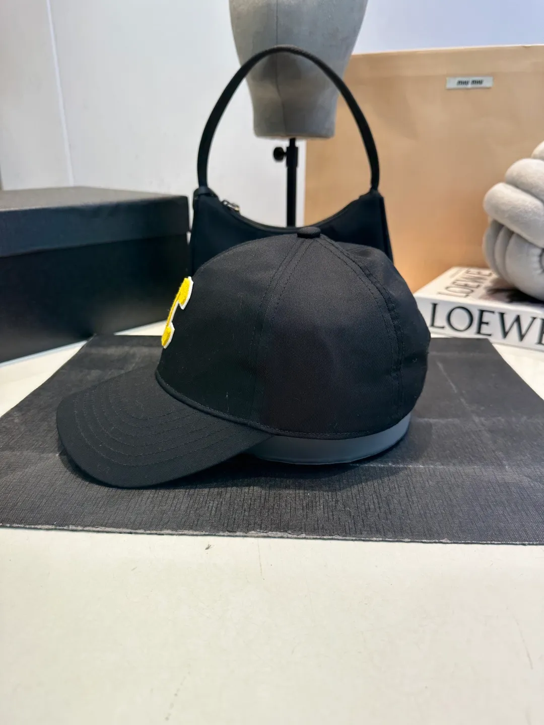 P60 CELINE's new C-embroidered logo baseball cap. High quality, great color, perfect details. Latest Arc de Triomphe logo, out of stock. Must buy.