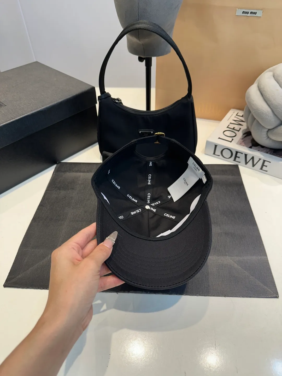 P60 CELINE's new C-embroidered logo baseball cap. High quality, great color, perfect details. Latest Arc de Triomphe logo, out of stock. Must buy.