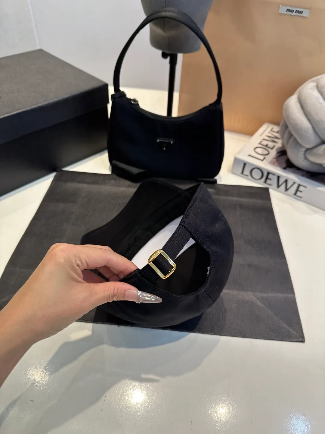 P60 CELINE's new C-embroidered logo baseball cap. High quality, great color, perfect details. Latest Arc de Triomphe logo, out of stock. Must buy.