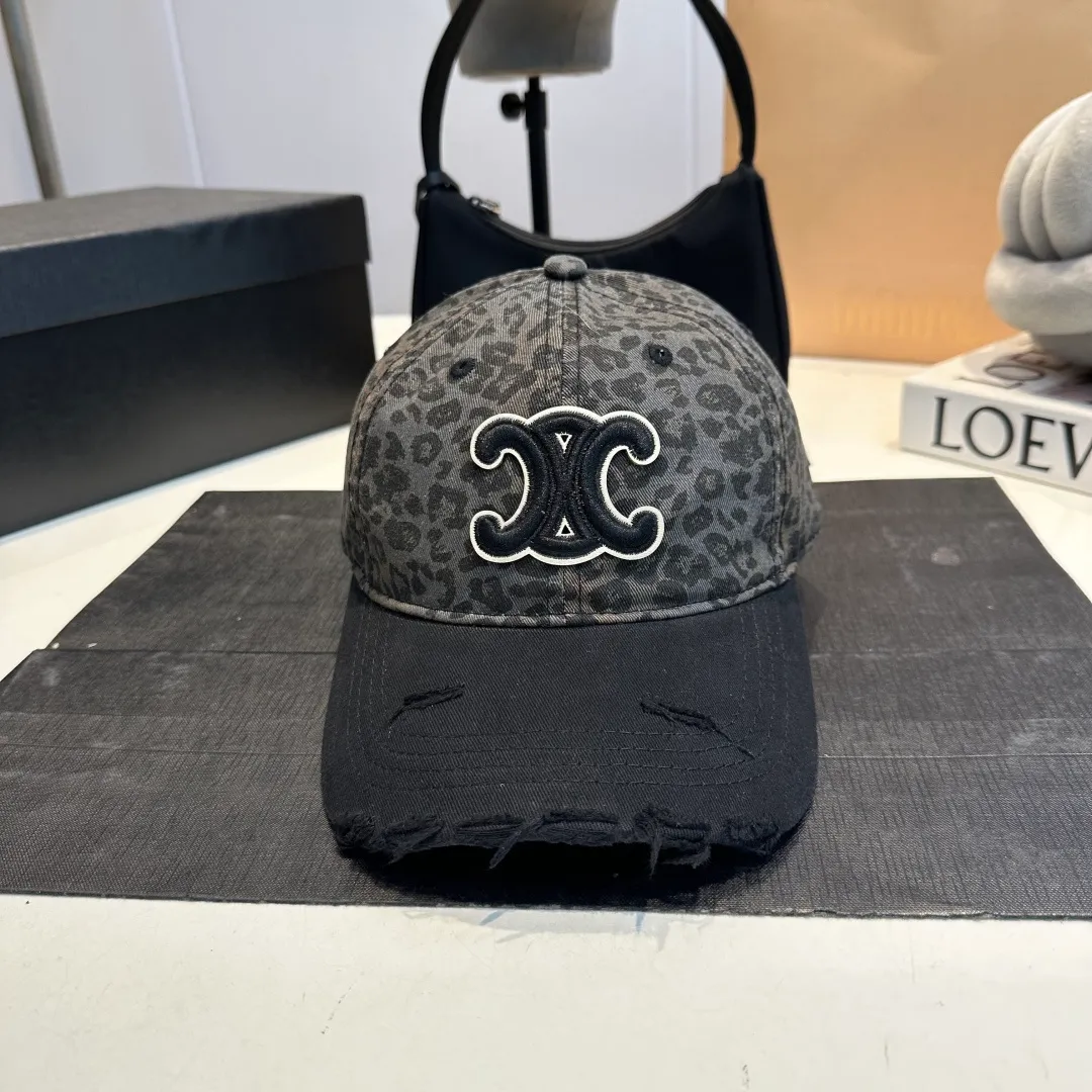 P60 CELINE's new Arc de Triomphe logo leopard print baseball cap. High-quality replica, great color, perfect details. The latest Arc de Triomphe logo, a must-buy.