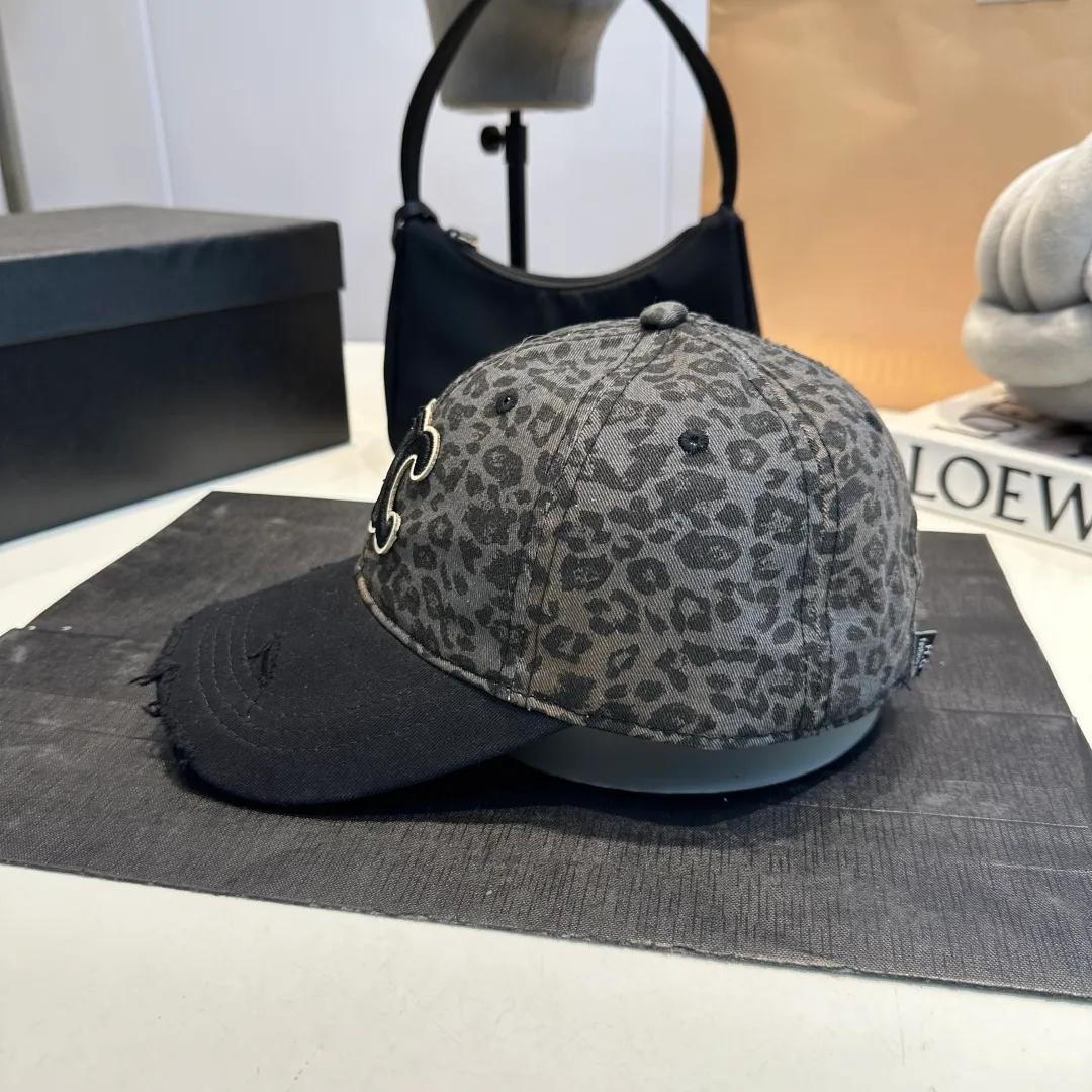 P60 CELINE's new Arc de Triomphe logo leopard print baseball cap. High-quality replica, great color, perfect details. The latest Arc de Triomphe logo, a must-buy.