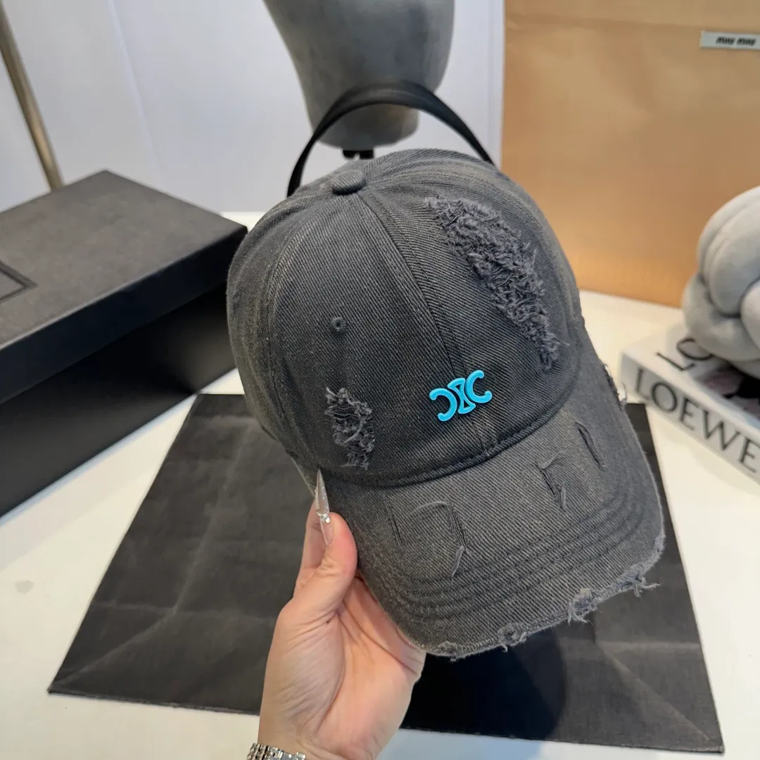 P60 Celine's new baseball cap 🧢 This season is decorated with the small Arc de Triomphe logo. Navy blue｜black｜dark red. Casual and practical! Close your eyes and enter!
