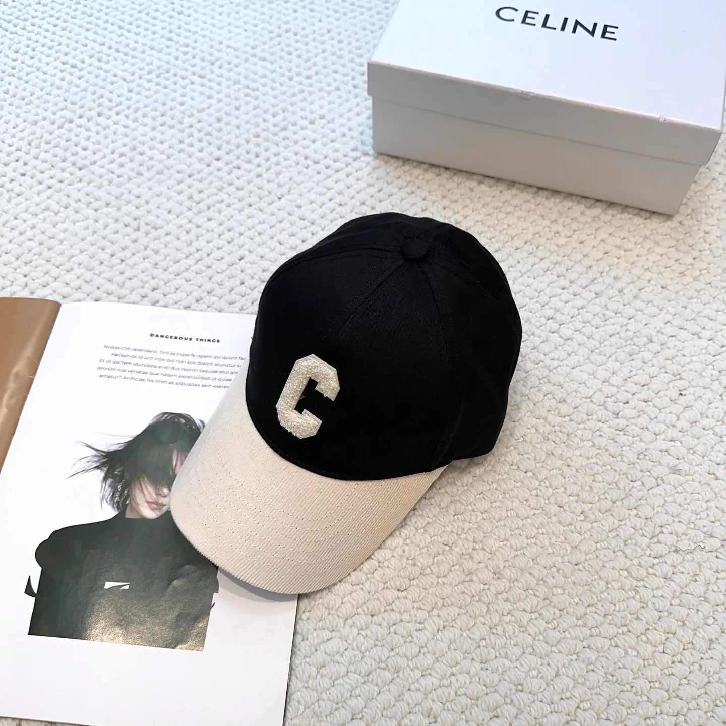 P70 popular CELINE official website purchase version. Original 1:1 customized! The latest baseball cap with the same style as the simple letter star, fashionable and high-end workmanship! Every hat is made with care! Extraordinary quality, suitable for both men and women.    Céline's hat has a simple design, high-end color matching, delicate texture, and clean style. It is an iconic item. The letter C is the official icon of CELINE. It is deeply rooted in the brand's historical heritage, and at the same time it exudes modern elegance and a new trend of retro modernity. Simple baseball cap decorated with C logo. Self-attitude, no need to elaborate.