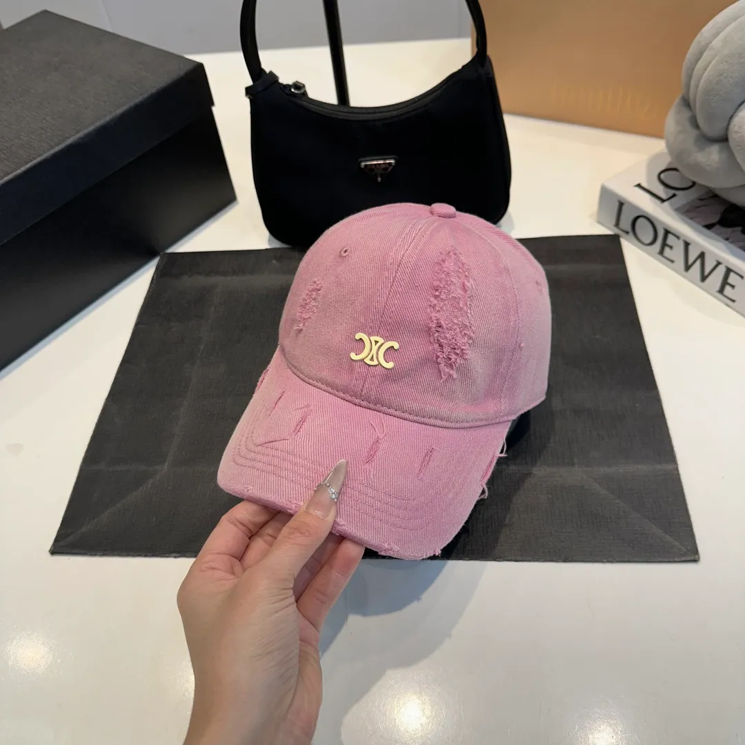 P60 Celine's new baseball cap 🧢 This season is decorated with the small Arc de Triomphe logo. Navy blue｜black｜dark red. Casual and practical! Close your eyes and enter!