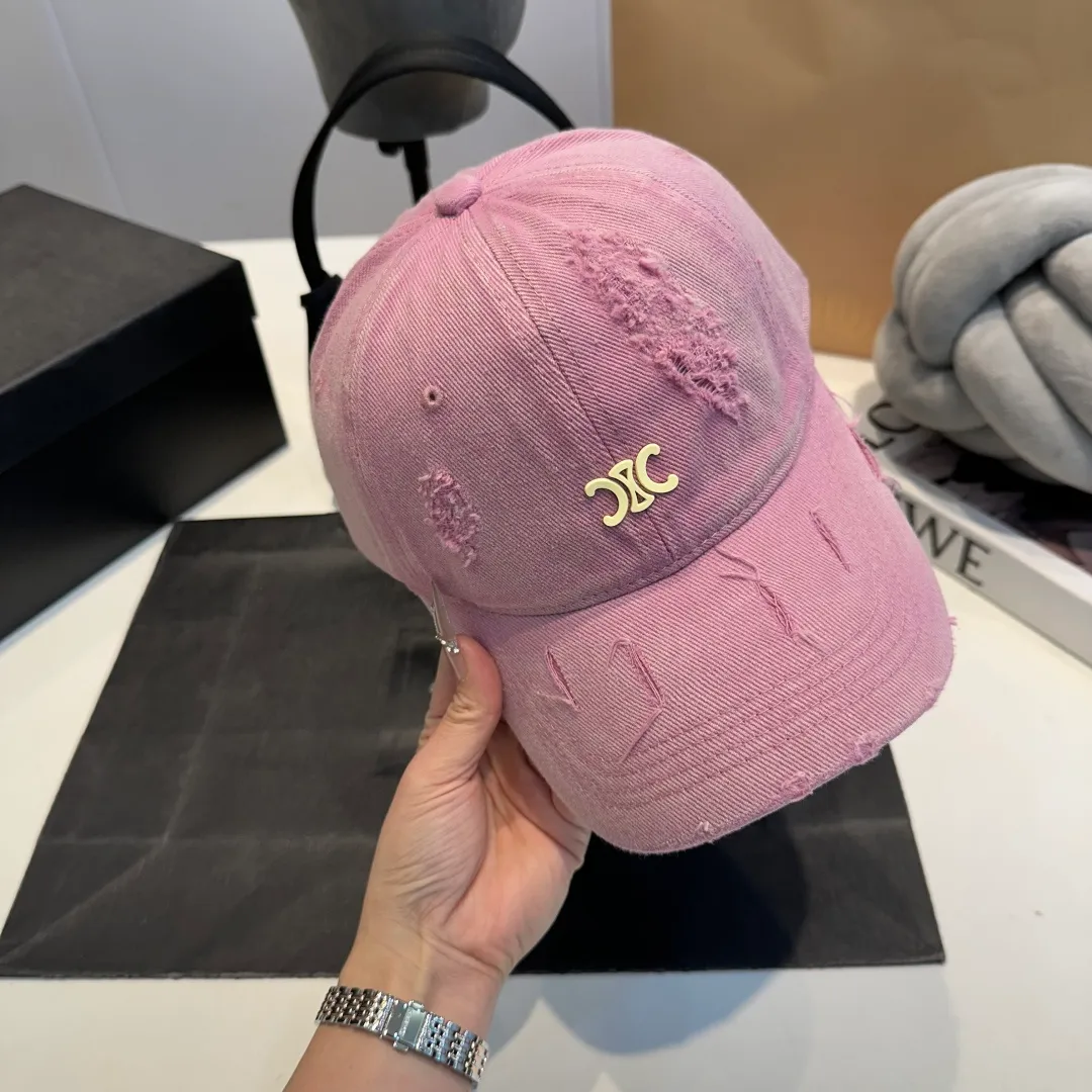 P60 Celine's new baseball cap 🧢 This season is decorated with the small Arc de Triomphe logo. Navy blue｜black｜dark red. Casual and practical! Close your eyes and enter!