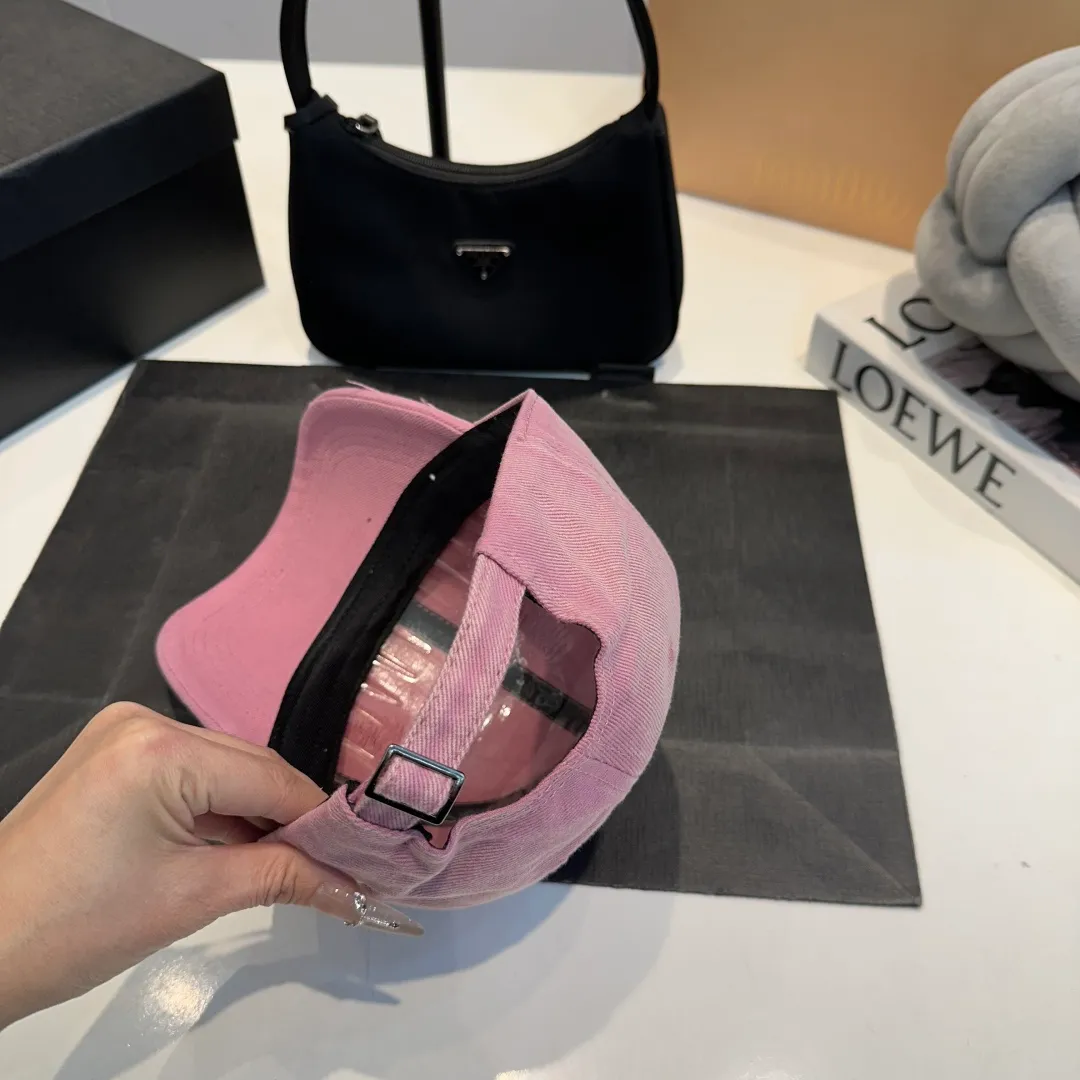 P60 Celine's new baseball cap 🧢 This season is decorated with the small Arc de Triomphe logo. Navy blue｜black｜dark red. Casual and practical! Close your eyes and enter!