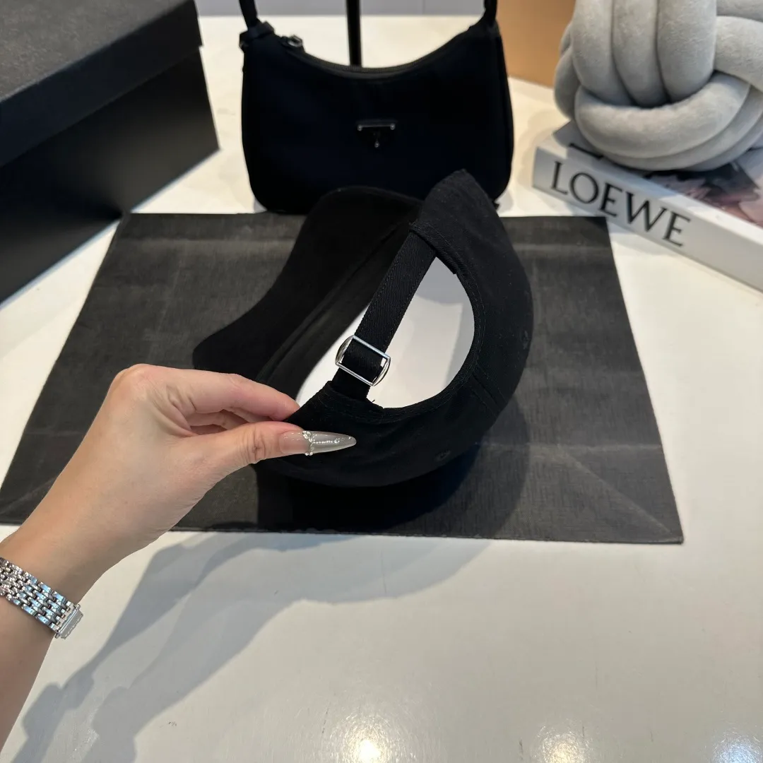 P60 CELINE Celine's new classic casual and trendy style, simple baseball cap🧢Japanese and Korean style, looks great with any combination! A must-have when traveling