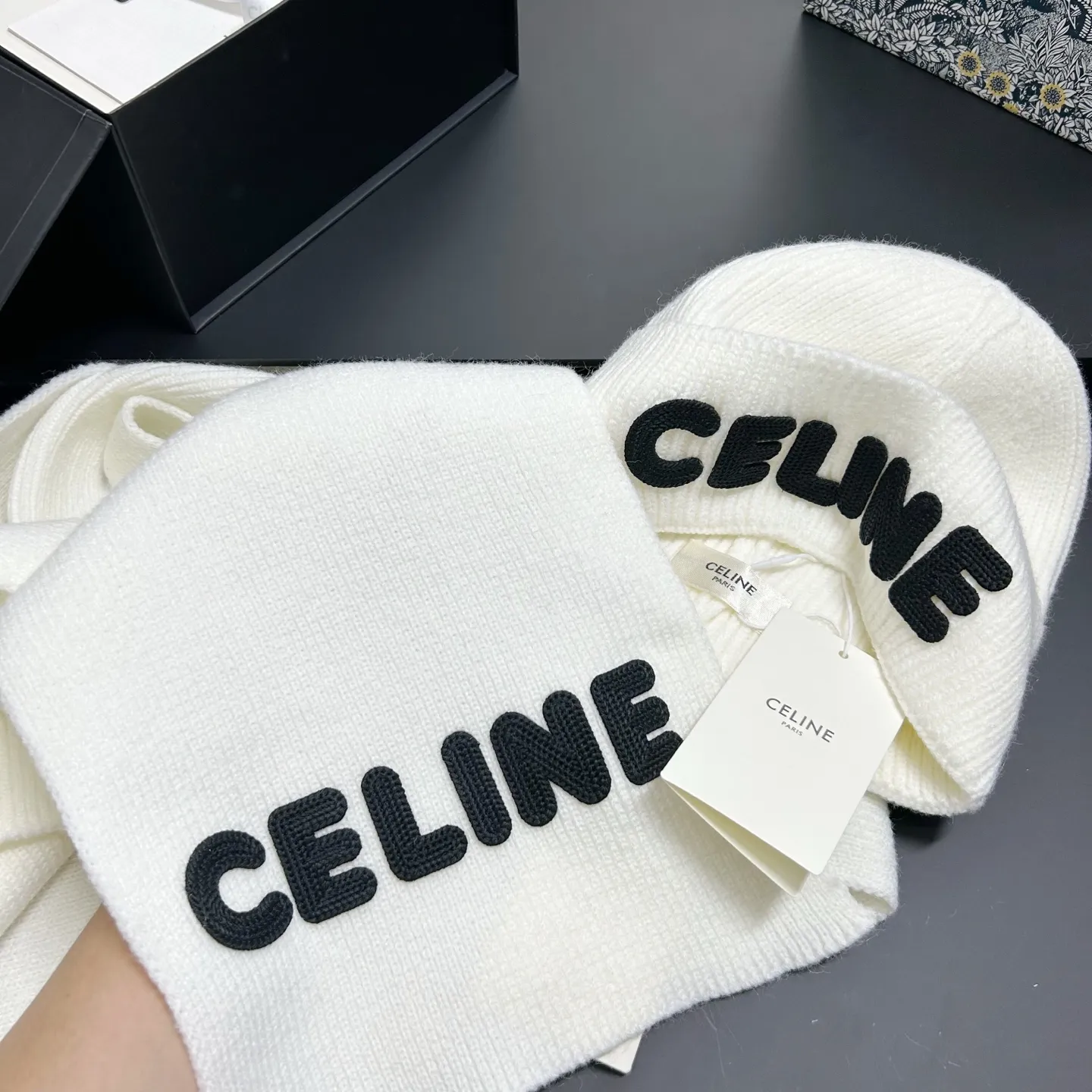 Hot-selling CELINE high-end hat + scarf🔥✈️