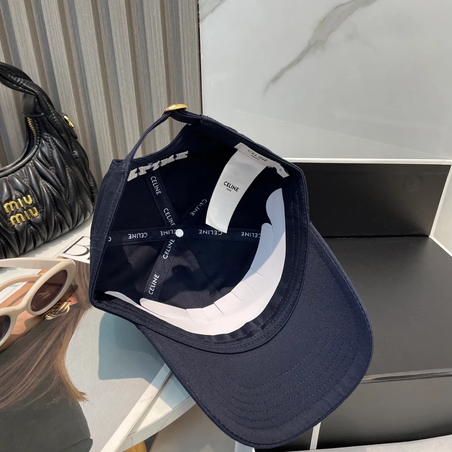 P76 popular CELINE (Celine) simple embroidered letter star's latest baseball cap, fashion trend, high-end workmanship! Every hat is made with care! Extraordinary quality, suitable for both men and women.    Céline's hat has a simple design, high-end color matching, delicate texture, and clean style. It is an iconic item. The letter C is the official icon of CELINE. It is deeply rooted in the brand's historical heritage, and at the same time it exudes modern elegance and a new trend of retro modernity. Simple baseball cap decorated with C logo. Self-attitude, no need to elaborate.