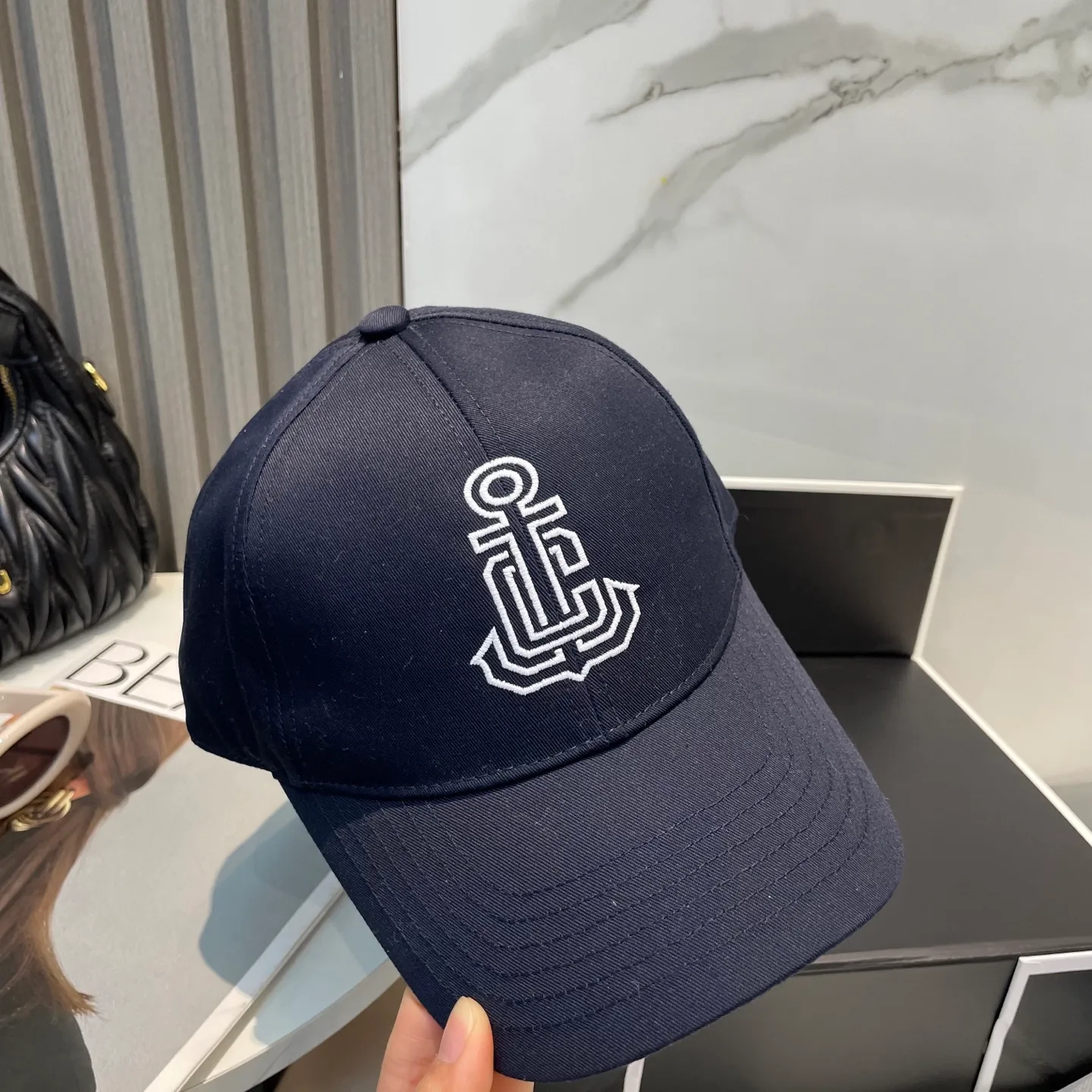 P76 popular CELINE (Celine) simple embroidered letter star's latest baseball cap, fashion trend, high-end workmanship! Every hat is made with care! Extraordinary quality, suitable for both men and women.    Céline's hat has a simple design, high-end color matching, delicate texture, and clean style. It is an iconic item. The letter C is the official icon of CELINE. It is deeply rooted in the brand's historical heritage, and at the same time it exudes modern elegance and a new trend of retro modernity. Simple baseball cap decorated with C logo. Self-attitude, no need to elaborate.