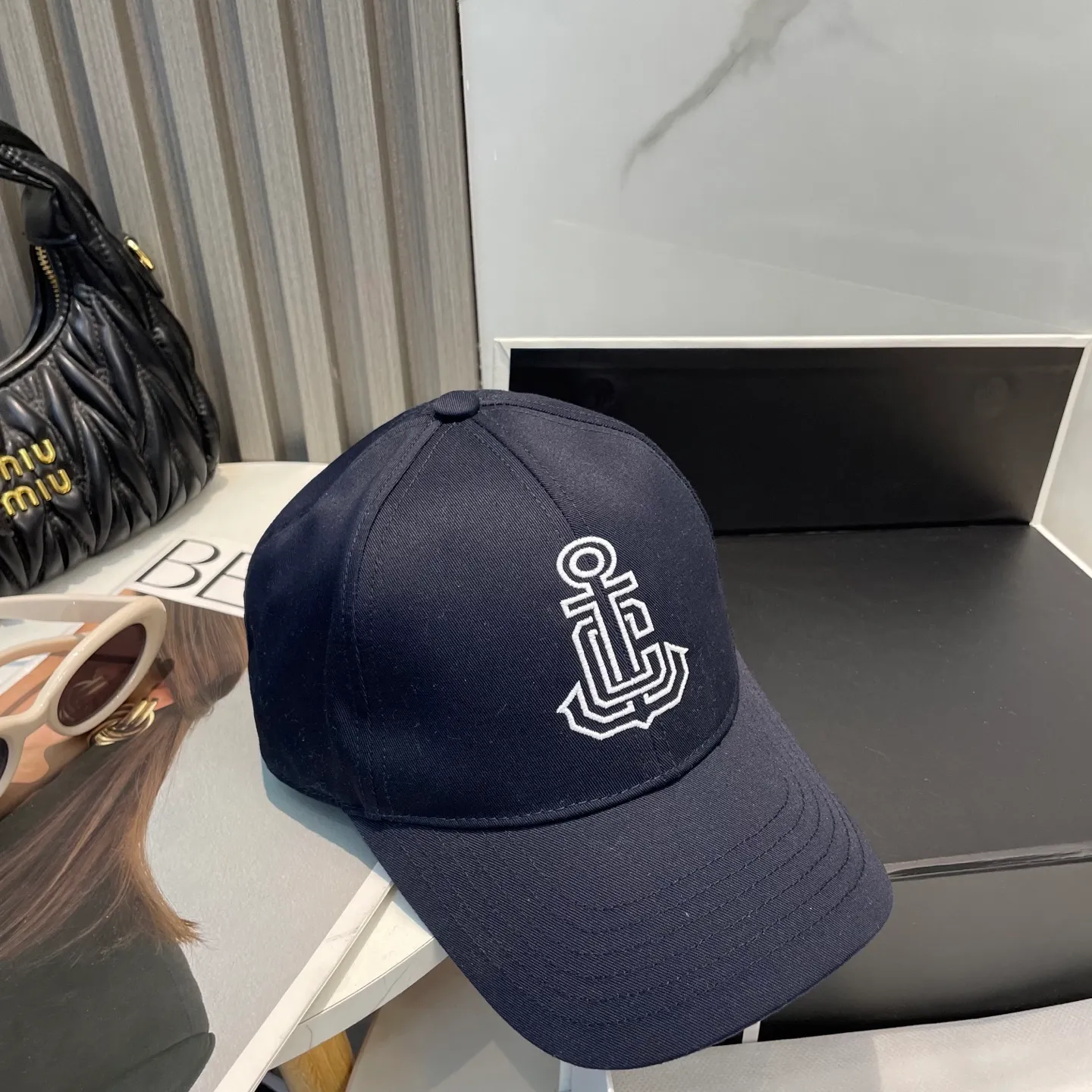 P76 popular CELINE (Celine) simple embroidered letter star's latest baseball cap, fashion trend, high-end workmanship! Every hat is made with care! Extraordinary quality, suitable for both men and women.    Céline's hat has a simple design, high-end color matching, delicate texture, and clean style. It is an iconic item. The letter C is the official icon of CELINE. It is deeply rooted in the brand's historical heritage, and at the same time it exudes modern elegance and a new trend of retro modernity. Simple baseball cap decorated with C logo. Self-attitude, no need to elaborate.