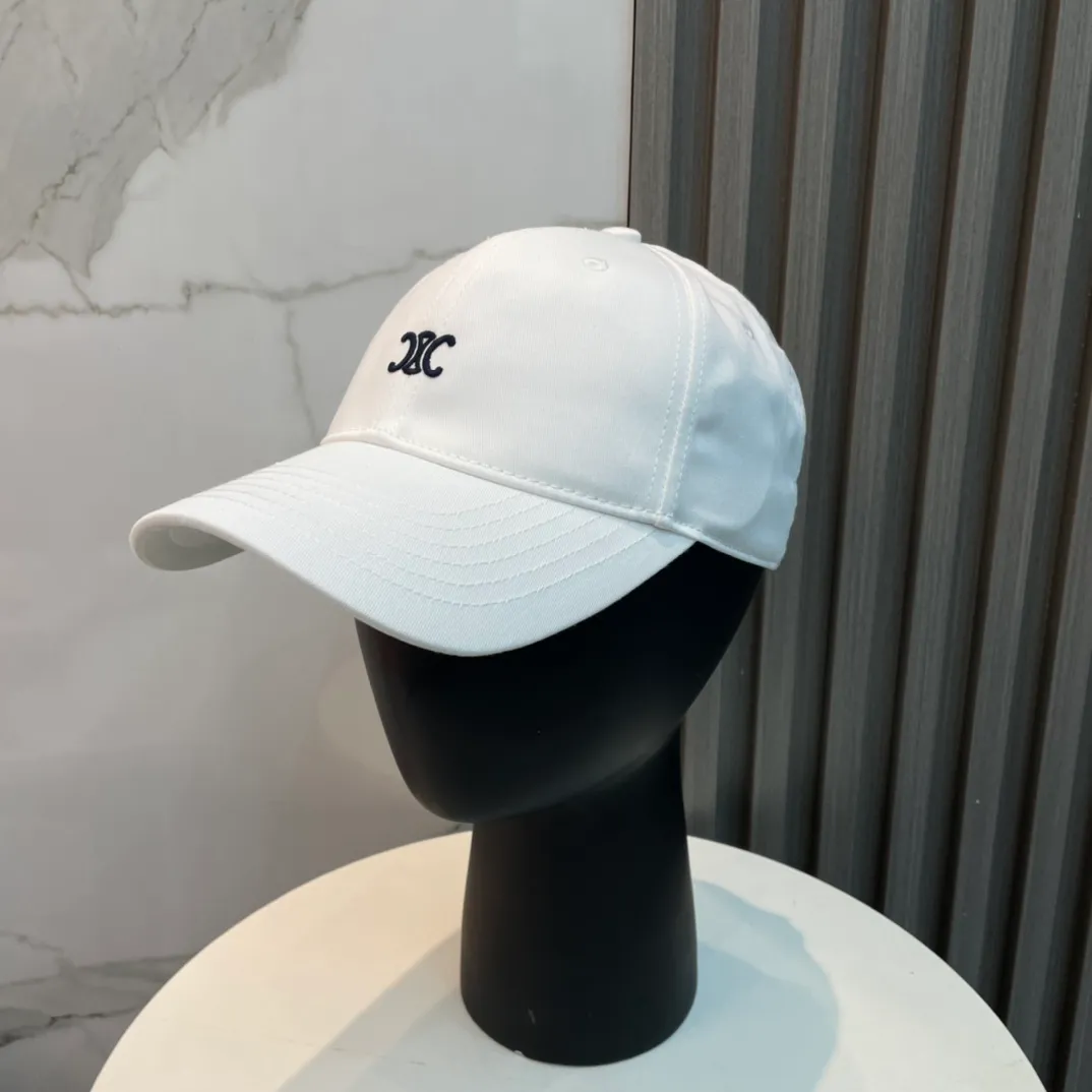 P70 popular CELINE (Celine) latest baseball cap with simple letters, fashionable and high-end workmanship! Every hat is made with care! Extraordinary quality, suitable for both men and women.    Céline's hat has a simple design, high-end color matching, delicate texture, and clean style. It is an iconic item. The letter C is the official icon of CELINE. It is deeply rooted in the brand's historical heritage, and at the same time it exudes modern elegance and a new trend of retro modernity. Simple baseball cap decorated with C logo. Self-attitude, no need to elaborate.