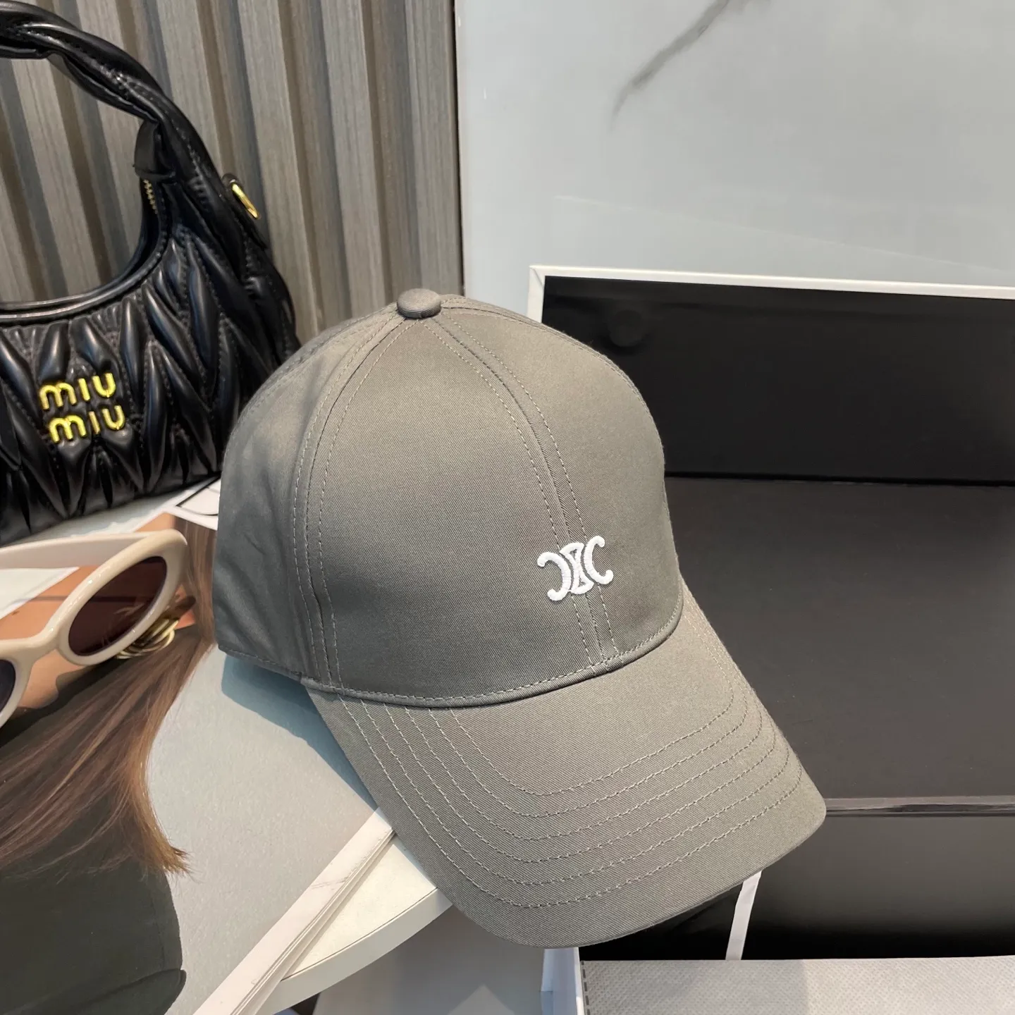 P70 popular CELINE official website purchase version. Original 1:1 customized! The latest baseball cap with the same style as the simple letter star, fashionable and high-end workmanship! Every hat is made with care! Extraordinary quality, suitable for both men and women.    Céline's hat has a simple design, high-end color matching, delicate texture, and clean style. It is an iconic item. The letter C is the official icon of CELINE. It is deeply rooted in the brand's historical heritage, and at the same time it exudes modern elegance and a new trend of retro modernity. Simple baseball cap decorated with C logo. Self-attitude, no need to elaborate.