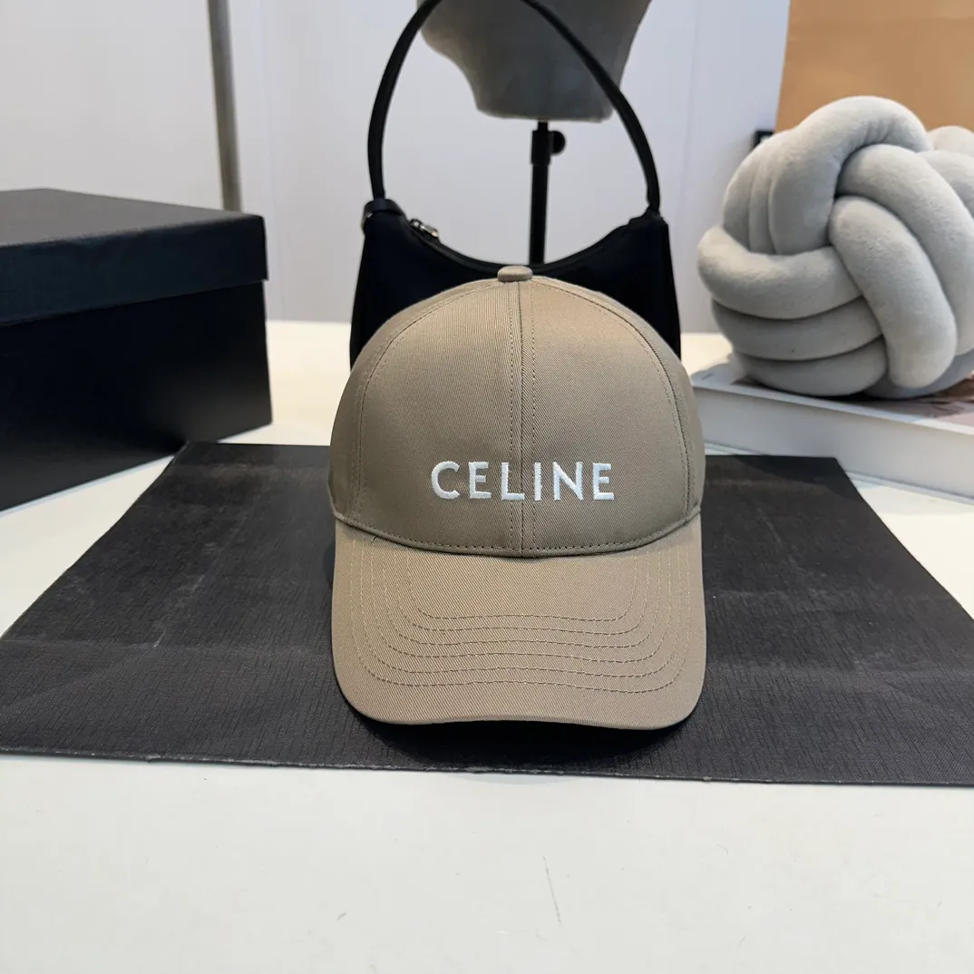 P60 dark blue denim CELINE Celine 2024ss new Arc de Triomphe embroidered baseball cap 🧢 Top version 👍 Purchased Z batch version, the hat shape is completely customized according to Z batch 22:1. Customized washed denim fabric, super textured! The Arc de Triomphe pattern is different from the version on the market, and the size and texture of the looped hair are all restored. The hardware adjustment buckle is custom-molded and has a logo. Customized logo webbing inside the hat, all details restored💯 ⚠️Size: One size fits all and adjustable!