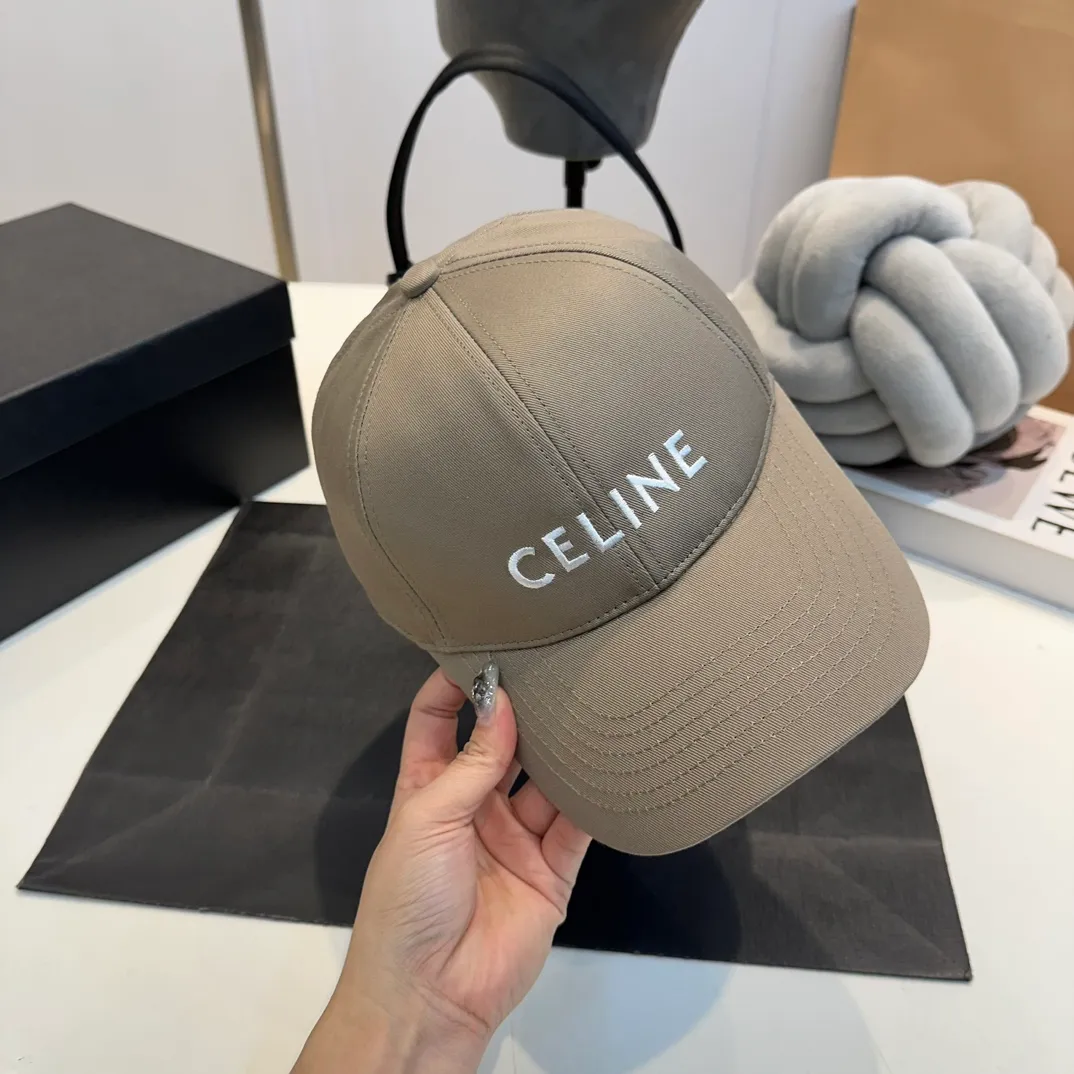 P60 dark blue denim CELINE Celine 2024ss new Arc de Triomphe embroidered baseball cap 🧢 Top version 👍 Purchased Z batch version, the hat shape is completely customized according to Z batch 22:1. Customized washed denim fabric, super textured! The Arc de Triomphe pattern is different from the version on the market, and the size and texture of the looped hair are all restored. The hardware adjustment buckle is custom-molded and has a logo. Customized logo webbing inside the hat, all details restored💯 ⚠️Size: One size fits all and adjustable!