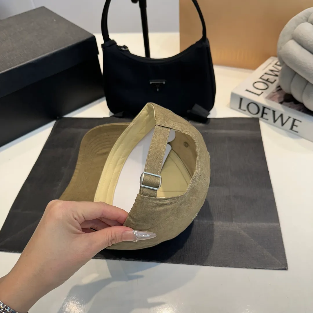 P56 CELINE Celine's new classic casual and trendy baseball cap🧢Japanese and Korean style, looks great with any combination! A must-have when traveling