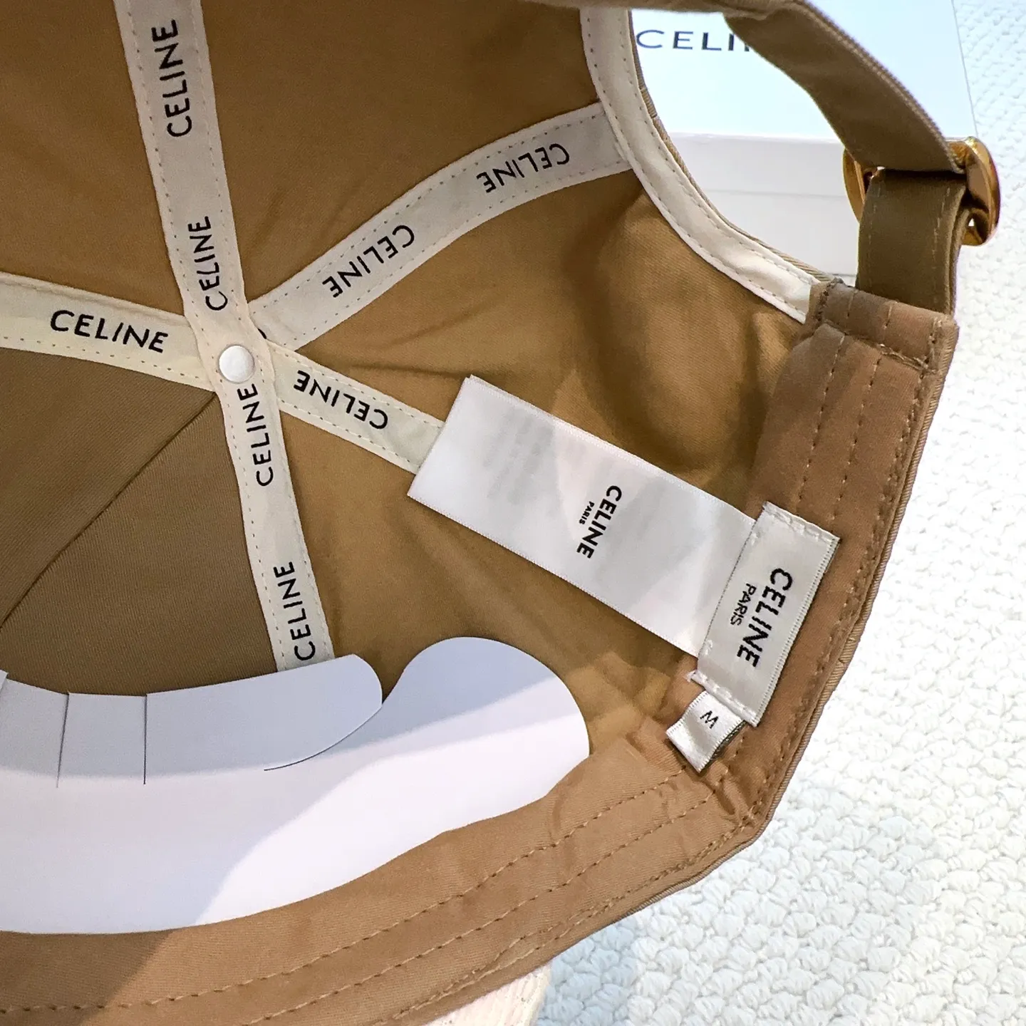 P70 popular CELINE official website purchase version. Original 1:1 customized! The latest baseball cap with the same style as the simple letter star, fashionable and high-end workmanship! Every hat is made with care! Extraordinary quality, suitable for both men and women.    Céline's hat has a simple design, high-end color matching, delicate texture, and clean style. It is an iconic item. The letter C is the official icon of CELINE. It is deeply rooted in the brand's historical heritage, and at the same time it exudes modern elegance and a new trend of retro modernity. Simple baseball cap decorated with C logo. Self-attitude, no need to elaborate.