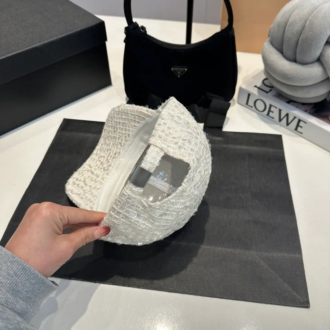 P56 CELINE's new classic casual and trendy baseball cap🧢Japanese and Korean style, looks great with any combination! A must-have when traveling
