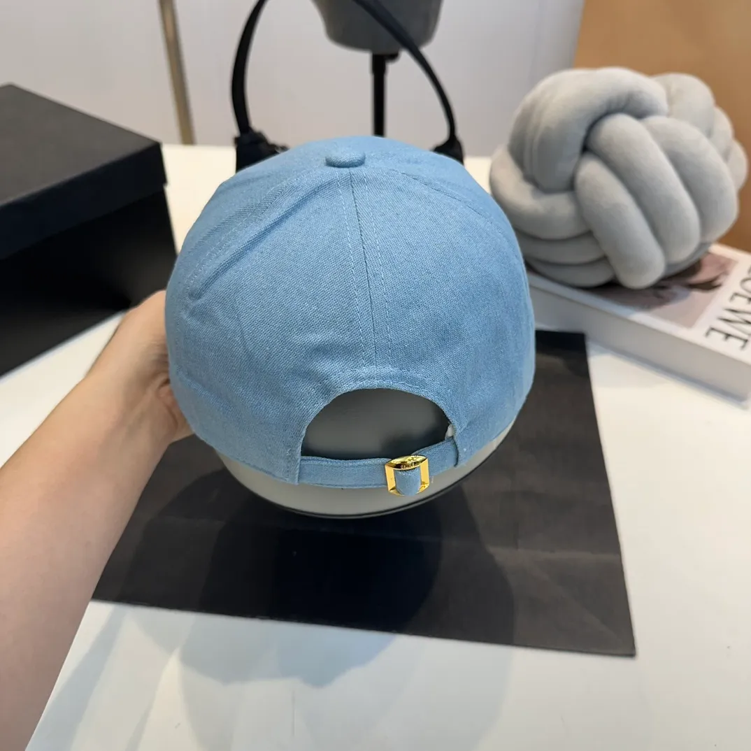P60 dark blue denim CELINE Celine 2024ss new Arc de Triomphe embroidered baseball cap 🧢 Top version 👍 Purchased Z batch version, the hat shape is completely customized according to Z batch 22:1. Customized washed denim fabric, super textured! The Arc de Triomphe pattern is different from the version on the market, and the size and texture of the looped hair are all restored. The hardware adjustment buckle is custom-molded and has a logo. Customized logo webbing inside the hat, all details restored💯 ⚠️Size: One size fits all and adjustable!