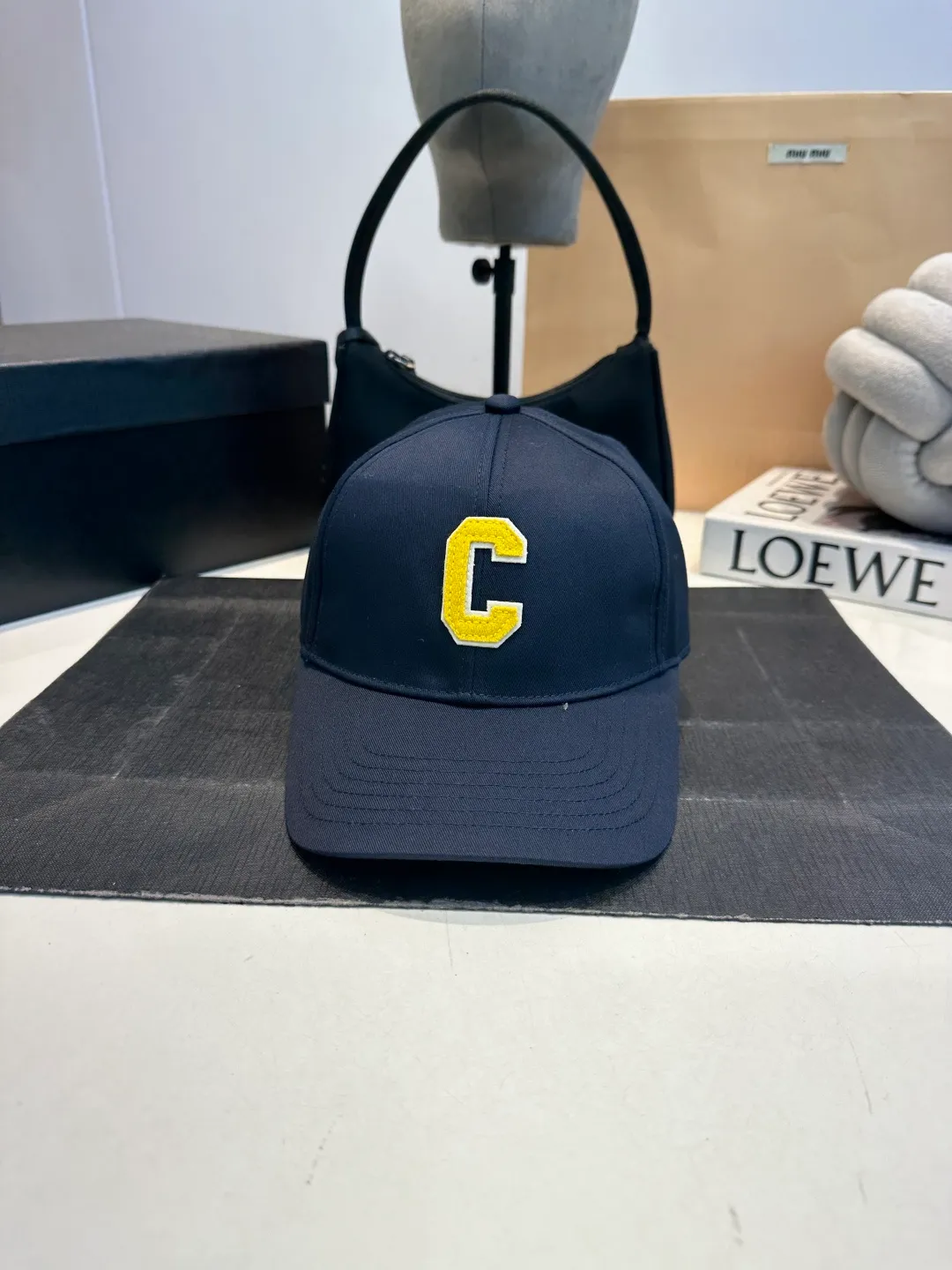 P60 CELINE's new C-embroidered logo baseball cap. High quality, great color, perfect details. Latest Arc de Triomphe logo, out of stock. Must buy.
