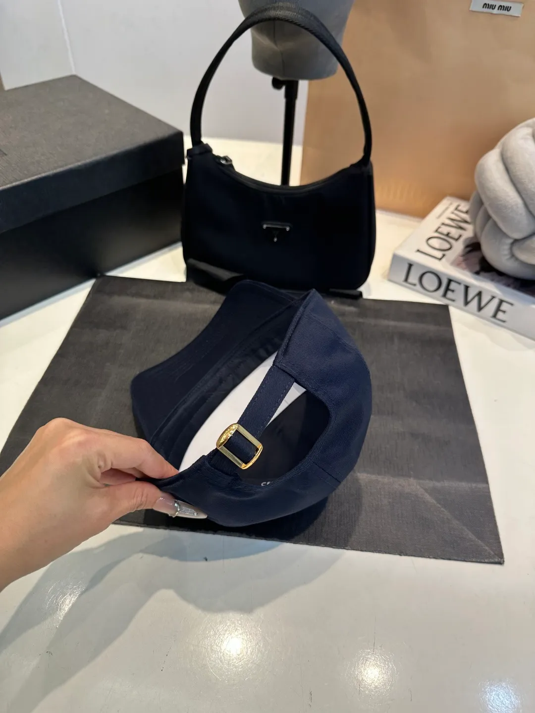 P60 CELINE's new C-embroidered logo baseball cap. High quality, great color, perfect details. Latest Arc de Triomphe logo, out of stock. Must buy.