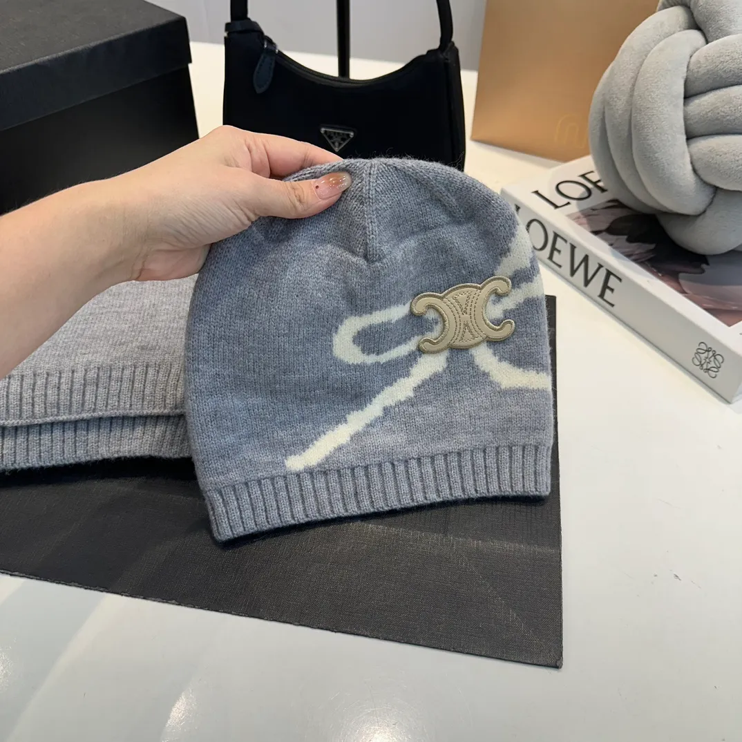 P170 CELINE Xiaohongshu’s popular model, official website new classic suit hat! Hat ➕Scarf! It feels great in hand! It’s warm and super comfortable. This winter, all you need is a hat set like this. It’s warm and fashionable! Welcome to choose!!