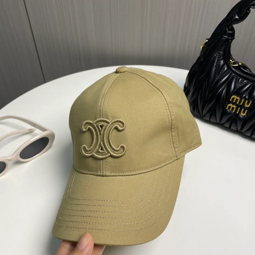 P80 popular CELINE (Celine) official website purchase version. Original 1:1 customized! The latest baseball cap with the same style as the simple letter star, fashionable and high-end workmanship! Every hat is made with care! Extraordinary quality, suitable for both men and women.    Céline's hat has a simple design, high-end color matching, delicate texture, and clean style. It is an iconic item. The letter C is the official icon of CELINE. It is deeply rooted in the brand's historical heritage, and at the same time it exudes modern elegance and a new trend of retro modernity. Simple baseball cap decorated with C logo. Self-attitude, no need to elaborate.