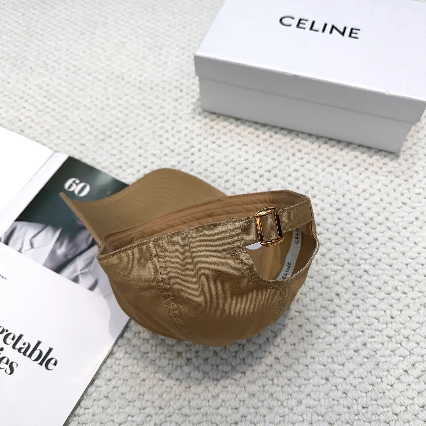 P60 popular CELINE official website purchasing version. Original 1:1 customized! The latest baseball cap with the same style as the simple letter star, fashionable and high-end workmanship! Every hat is made with care! Extraordinary quality, suitable for both men and women.    Céline's hat has a simple design, high-end color matching, delicate texture, and clean style. It is an iconic item. The letter C is the official icon of CELINE. It is deeply rooted in the brand's historical heritage, and at the same time it exudes modern elegance and a new trend of retro modernity. Simple baseball cap decorated with C logo. Self-attitude, no need to elaborate.