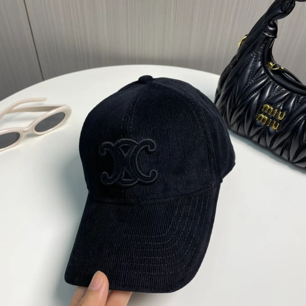 P66 Celine new autumn and winter baseball cap 🧢 🍂🍂Must buy in autumn and winter~ New model from the official website Simple letter L of the same color Arc de Triomphe logo, highlighting the brand tone Low-key and not exaggerated 🎹 Boutique experience Full of texture Soft and delicate Versatile style, 360° no dead ends, the first choice for handsome girls Deepened hat shape Can be worn by boys and girls! It’s a bonus item that not only modifies your face but also enhances your temperament. It’s really hard not to love it~