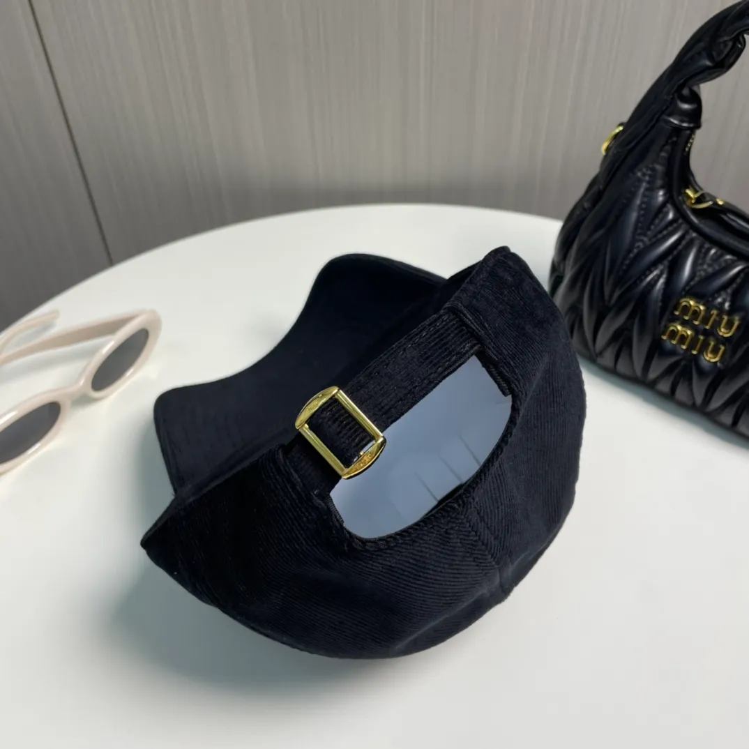 P66 Celine new autumn and winter baseball cap 🧢 🍂🍂Must buy in autumn and winter~ New model from the official website Simple letter L of the same color Arc de Triomphe logo, highlighting the brand tone Low-key and not exaggerated 🎹 Boutique experience Full of texture Soft and delicate Versatile style, 360° no dead ends, the first choice for handsome girls Deepened hat shape Can be worn by boys and girls! It’s a bonus item that not only modifies your face but also enhances your temperament. It’s really hard not to love it~