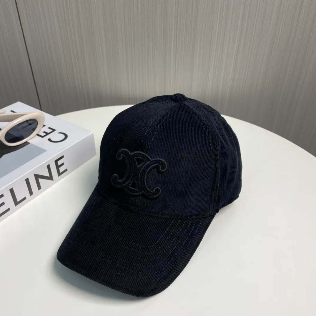 P66 Celine new autumn and winter baseball cap 🧢 🍂🍂Must buy in autumn and winter~ New model from the official website Simple letter L of the same color Arc de Triomphe logo, highlighting the brand tone Low-key and not exaggerated 🎹 Boutique experience Full of texture Soft and delicate Versatile style, 360° no dead ends, the first choice for handsome girls Deepened hat shape Can be worn by boys and girls! It’s a bonus item that not only modifies your face but also enhances your temperament. It’s really hard not to love it~