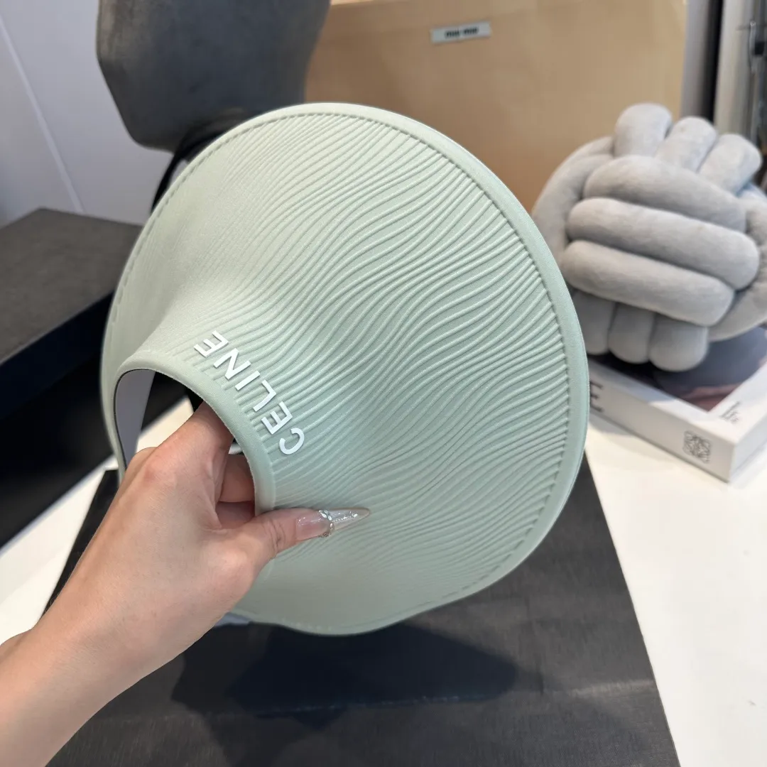 P60 CELINE Celine's new empty-top hat. Sun protection is a compulsory course for girls in this life. This large brim hat is invincible in sun protection. It can be worn all day without any trace or cumbersome feeling.