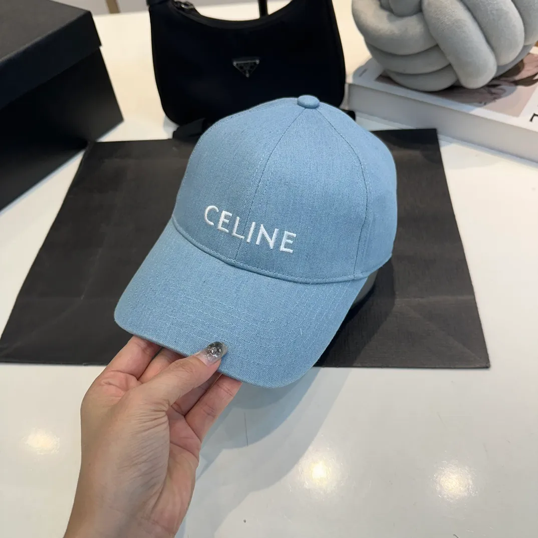 P60 dark blue denim CELINE Celine 2024ss new Arc de Triomphe embroidered baseball cap 🧢 Top version 👍 Purchased Z batch version, the hat shape is completely customized according to Z batch 22:1. Customized washed denim fabric, super textured! The Arc de Triomphe pattern is different from the version on the market, and the size and texture of the looped hair are all restored. The hardware adjustment buckle is custom-molded and has a logo. Customized logo webbing inside the hat, all details restored💯 ⚠️Size: One size fits all and adjustable!