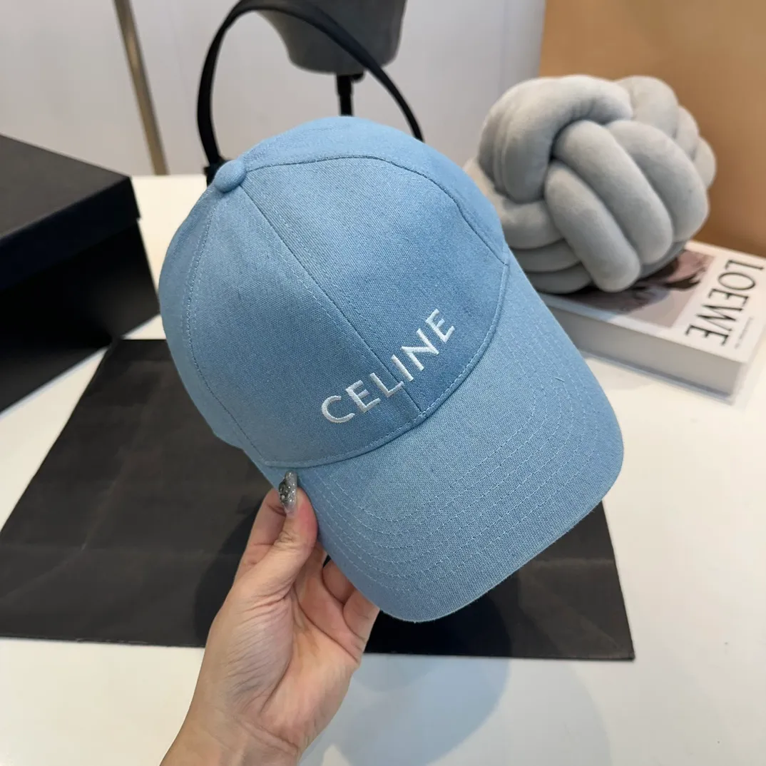 P60 dark blue denim CELINE Celine 2024ss new Arc de Triomphe embroidered baseball cap 🧢 Top version 👍 Purchased Z batch version, the hat shape is completely customized according to Z batch 22:1. Customized washed denim fabric, super textured! The Arc de Triomphe pattern is different from the version on the market, and the size and texture of the looped hair are all restored. The hardware adjustment buckle is custom-molded and has a logo. Customized logo webbing inside the hat, all details restored💯 ⚠️Size: One size fits all and adjustable!
