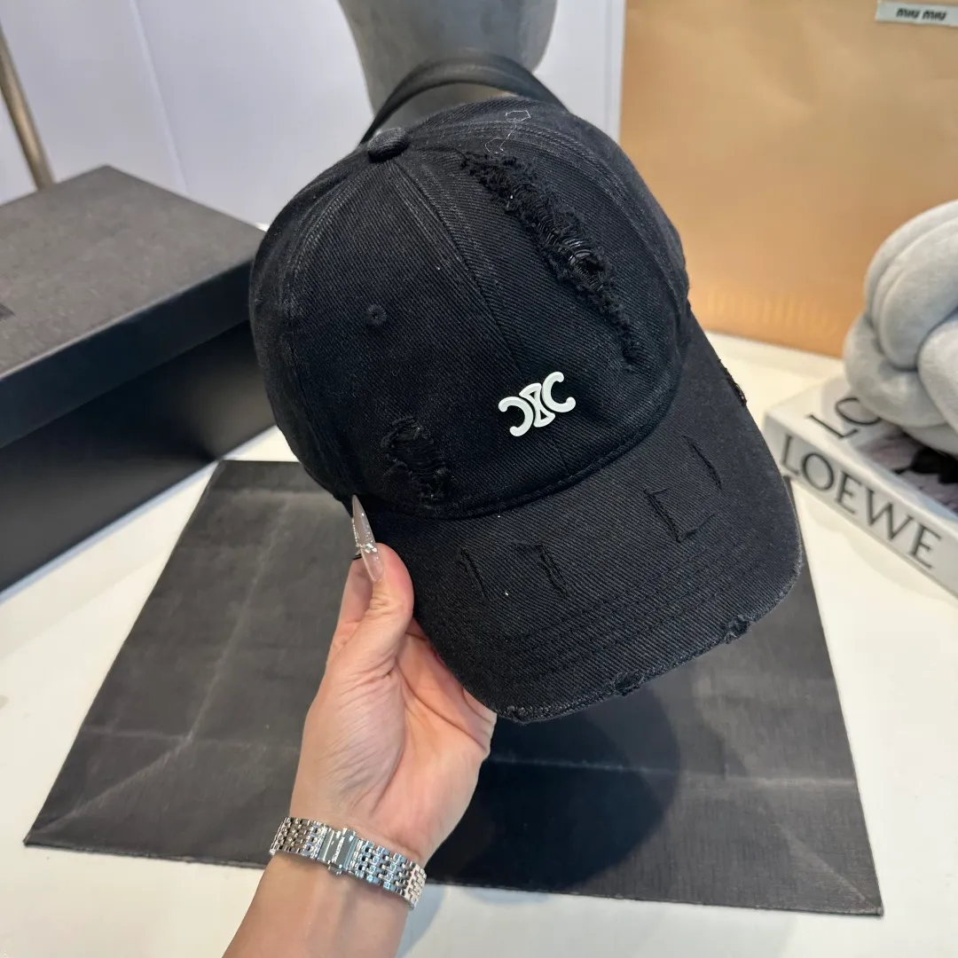 P60 Celine's new baseball cap 🧢 This season is decorated with the small Arc de Triomphe logo. Navy blue｜black｜dark red. Casual and practical! Close your eyes and enter!