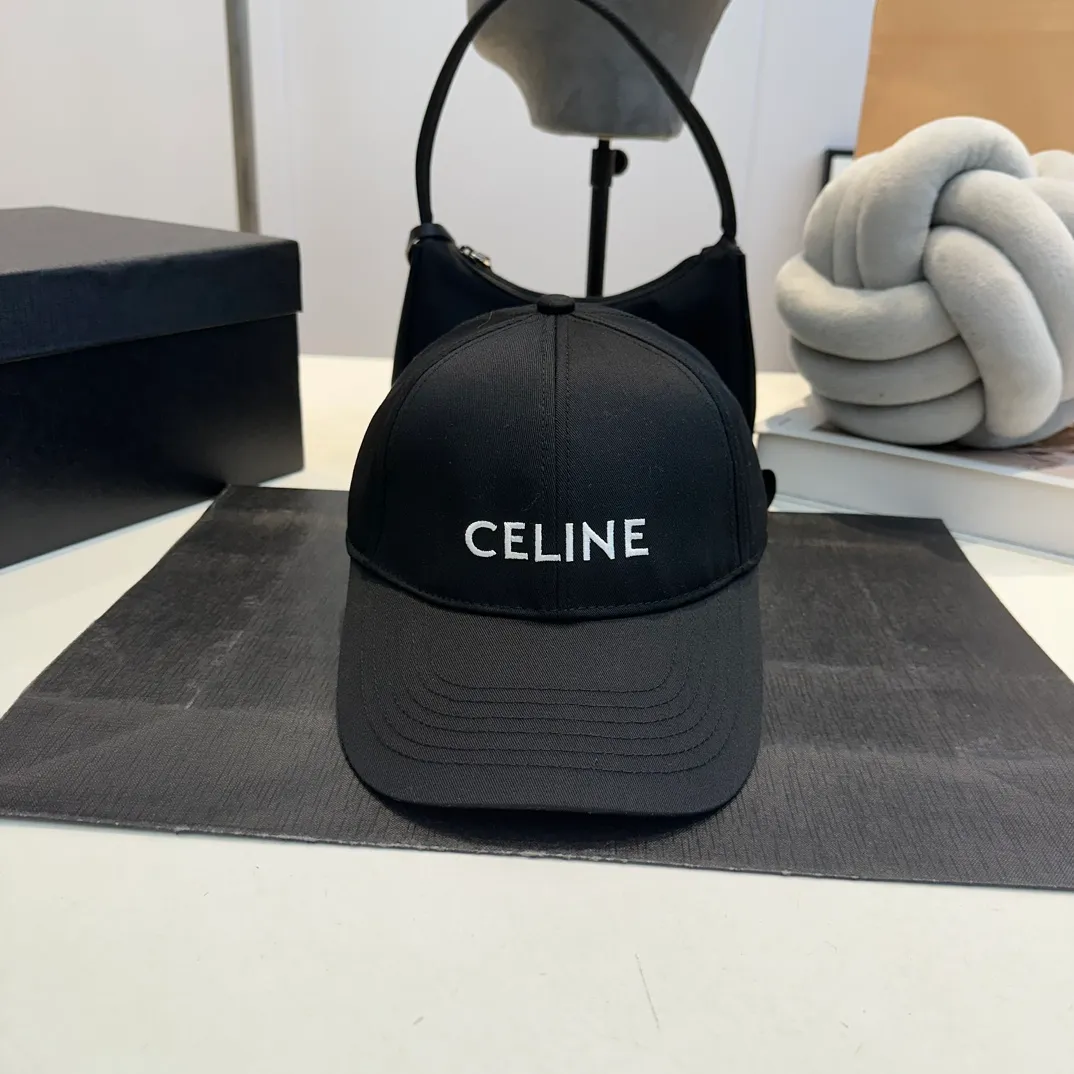 P60 dark blue denim CELINE Celine 2024ss new Arc de Triomphe embroidered baseball cap 🧢 Top version 👍 Purchased Z batch version, the hat shape is completely customized according to Z batch 22:1. Customized washed denim fabric, super textured! The Arc de Triomphe pattern is different from the version on the market, and the size and texture of the looped hair are all restored. The hardware adjustment buckle is custom-molded and has a logo. Customized logo webbing inside the hat, all details restored💯 ⚠️Size: One size fits all and adjustable!