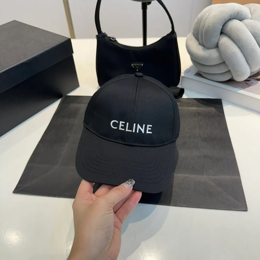 P60 dark blue denim CELINE Celine 2024ss new Arc de Triomphe embroidered baseball cap 🧢 Top version 👍 Purchased Z batch version, the hat shape is completely customized according to Z batch 22:1. Customized washed denim fabric, super textured! The Arc de Triomphe pattern is different from the version on the market, and the size and texture of the looped hair are all restored. The hardware adjustment buckle is custom-molded and has a logo. Customized logo webbing inside the hat, all details restored💯 ⚠️Size: One size fits all and adjustable!